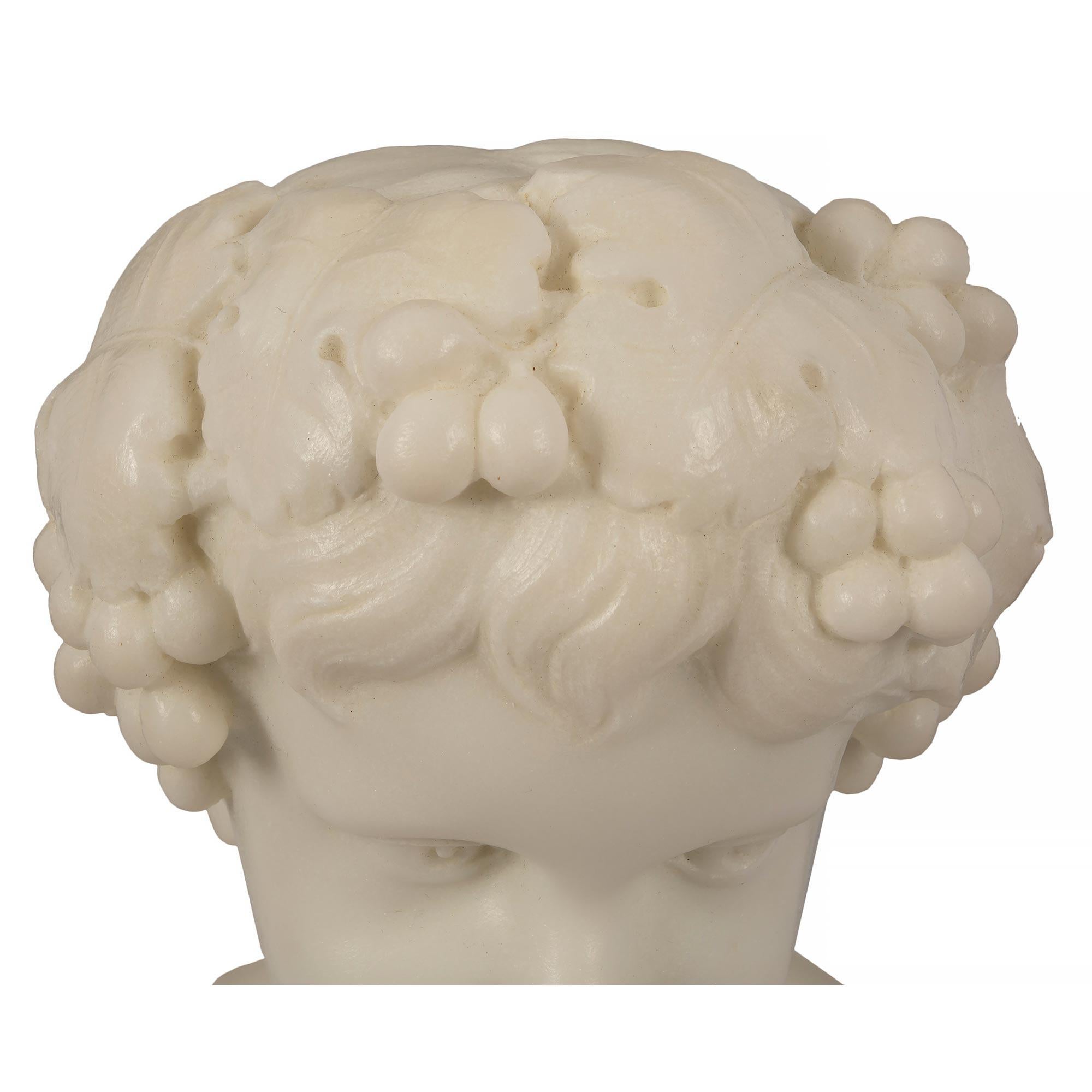 Paire de jeunes Bacchus italiens du 19ème siècle en marbre blanc de Carrare en vente 3