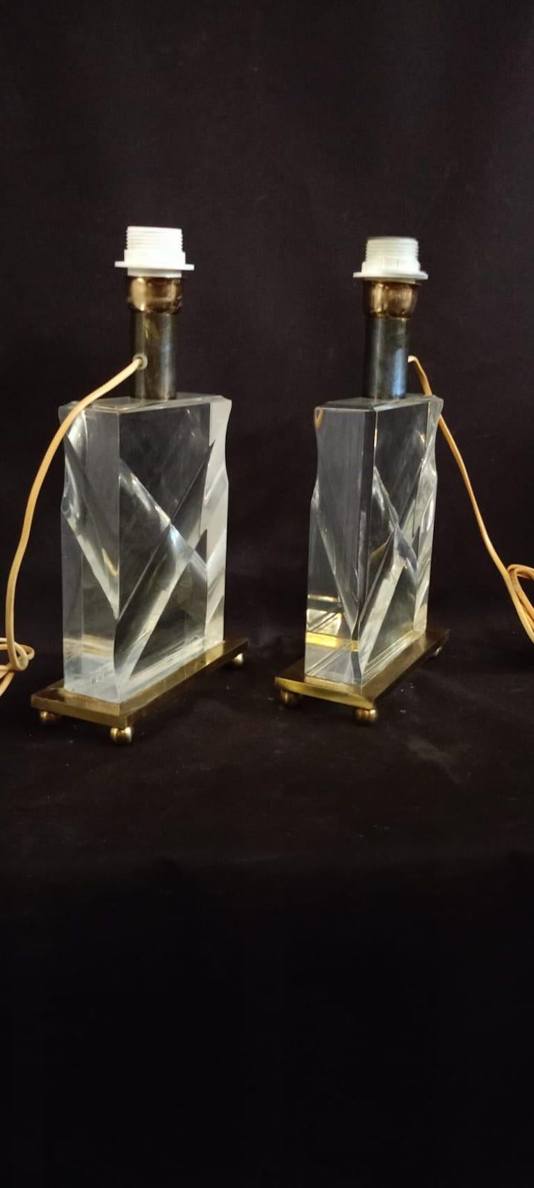 Paire de lampes italiennes des années 1970 en métal doré et en lucite, avec des détails rainurés, sur une base en laiton. Recâblage avec de nouveaux raccords.