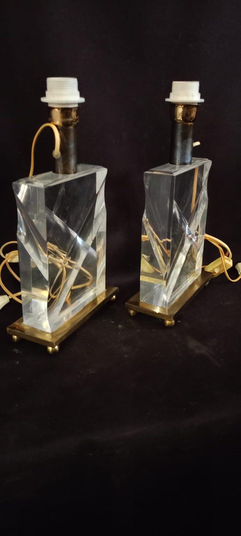 Paire de lampes de table italiennes en lucite des années 70 Bon état - En vente à London, GB