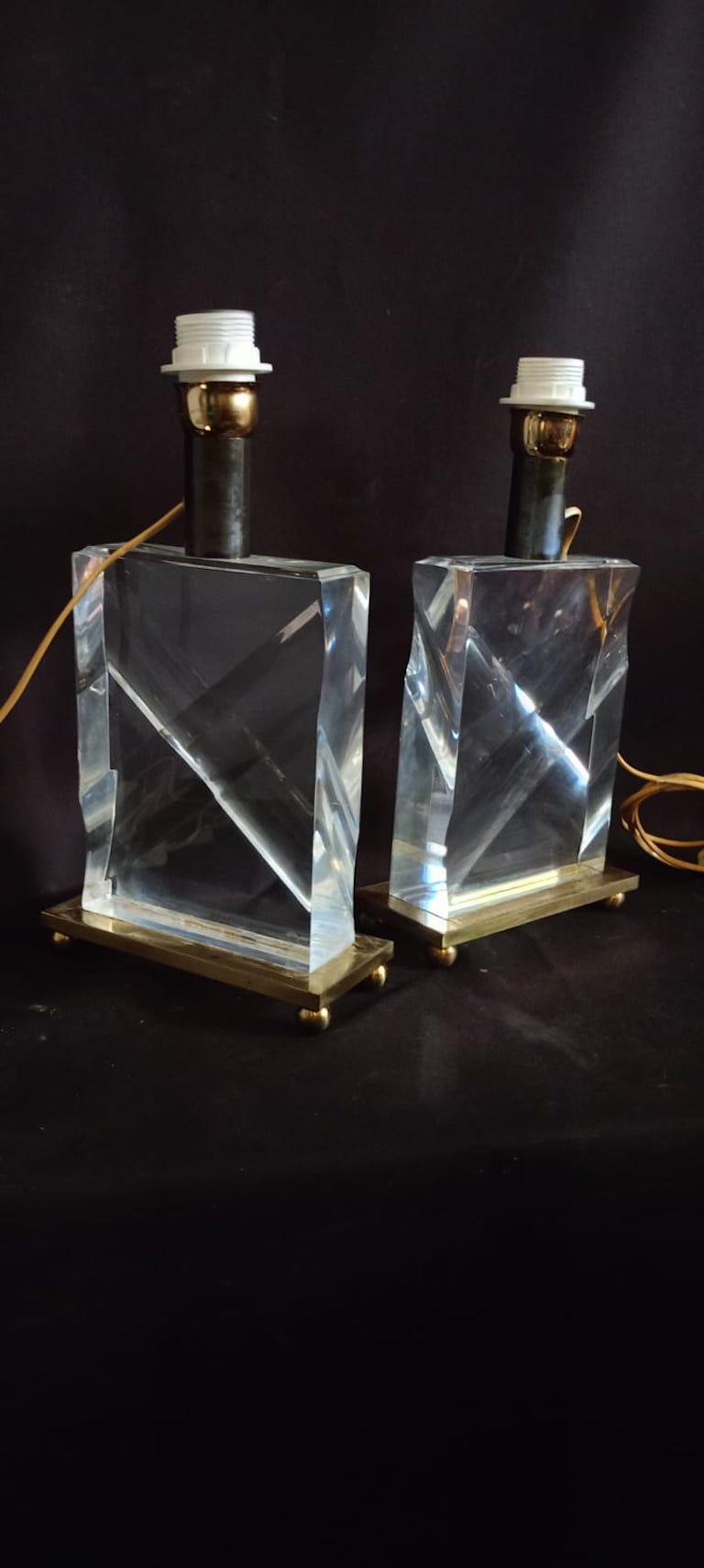 20ième siècle Paire de lampes de table italiennes en lucite des années 70 en vente