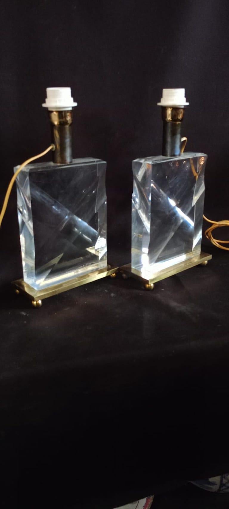 Laiton Paire de lampes de table italiennes en lucite des années 70 en vente