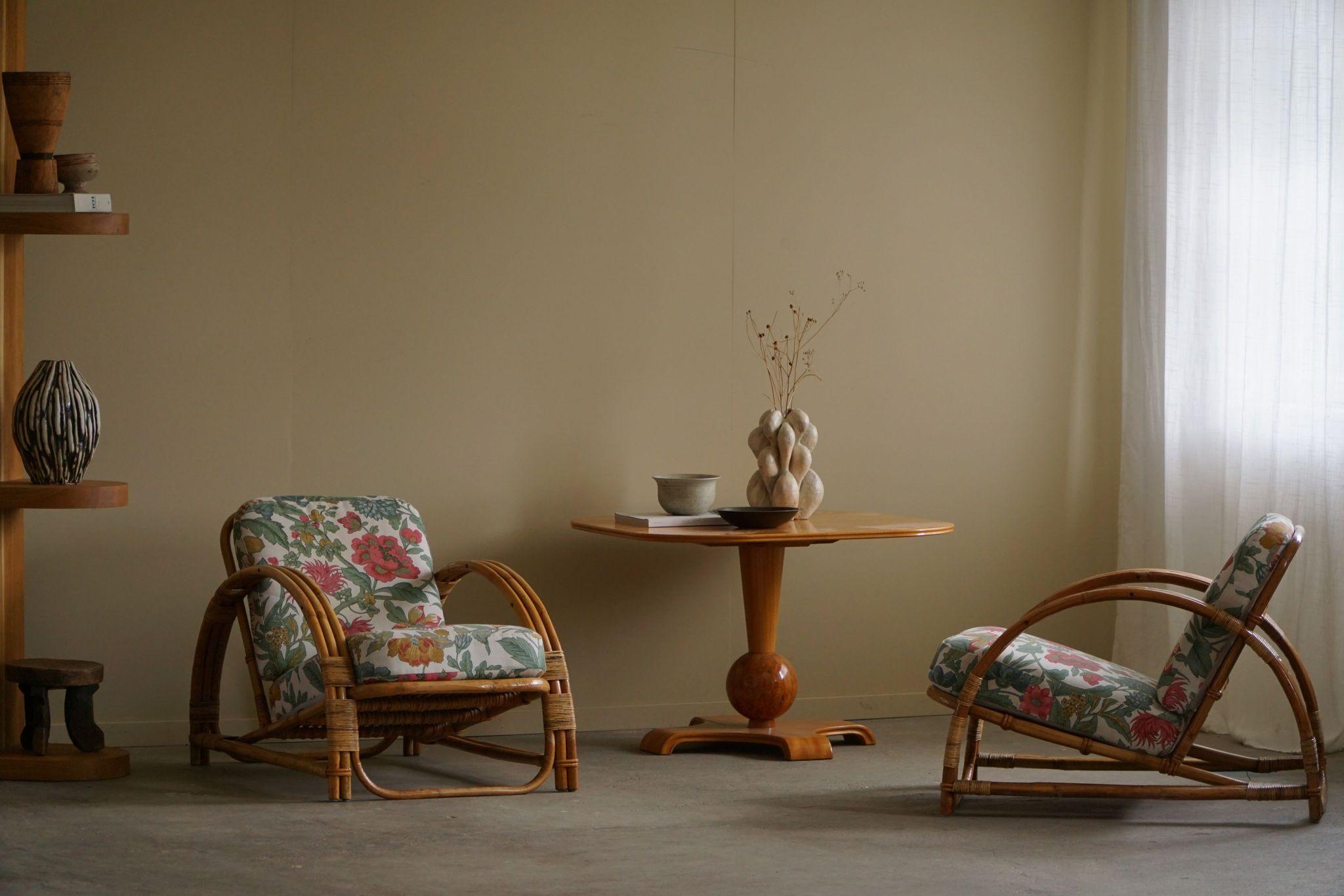 This pair of Italian lounge chairs from the 1960s exemplifies the relaxed elegance of Mid-Century Modern design. Crafted from bamboo, the chairs showcase a natural, airy aesthetic with gently curved frames and woven details. The cushions are
