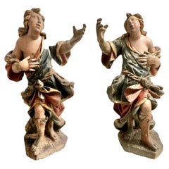 Paire de figures d'anges baroques italiennes en bois sculpté et polychromé