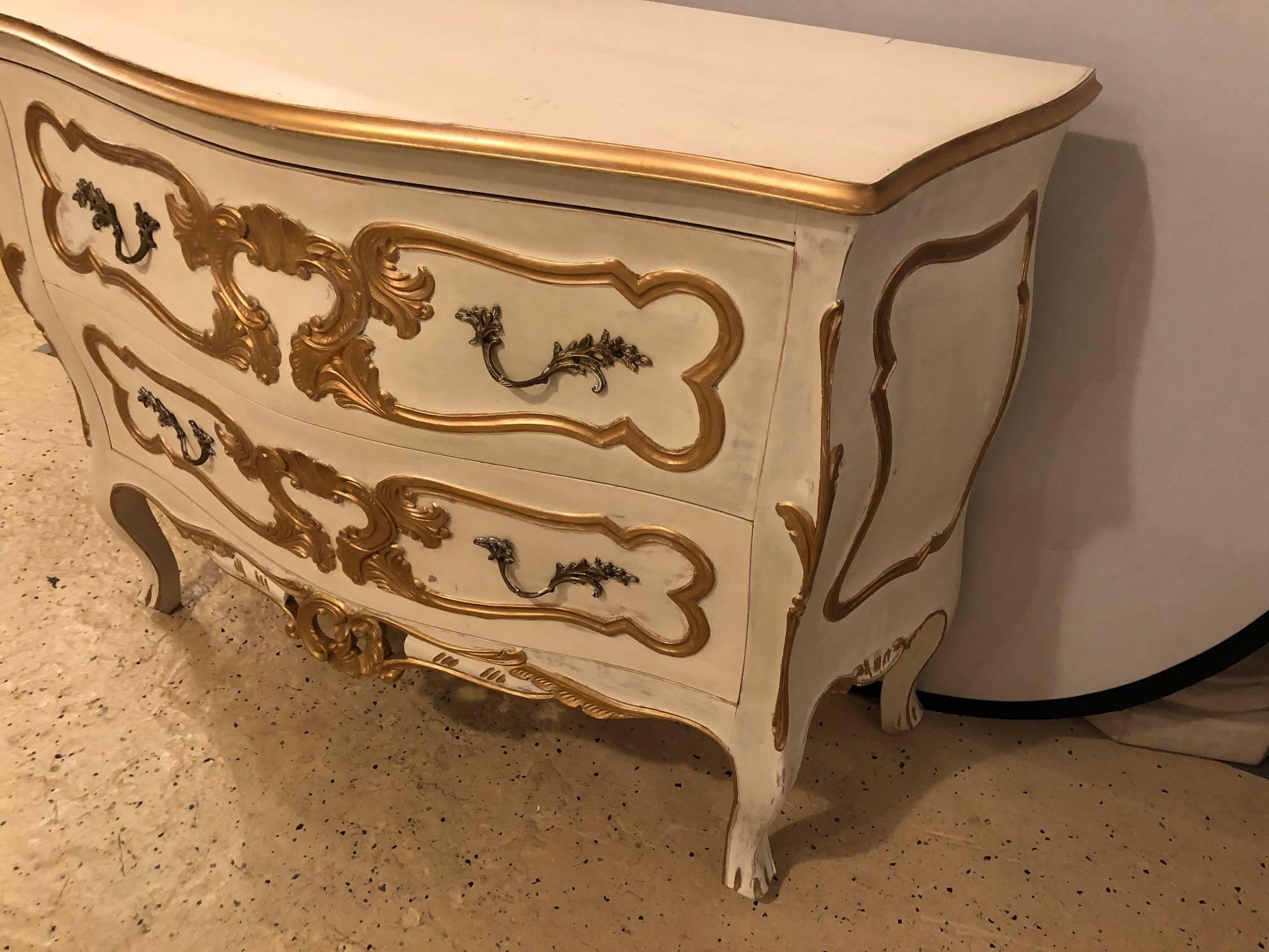 Hollywood Regency Pair of Italian Bombe Commodes or Nightstands Parcel Paint and Gilt Decorated