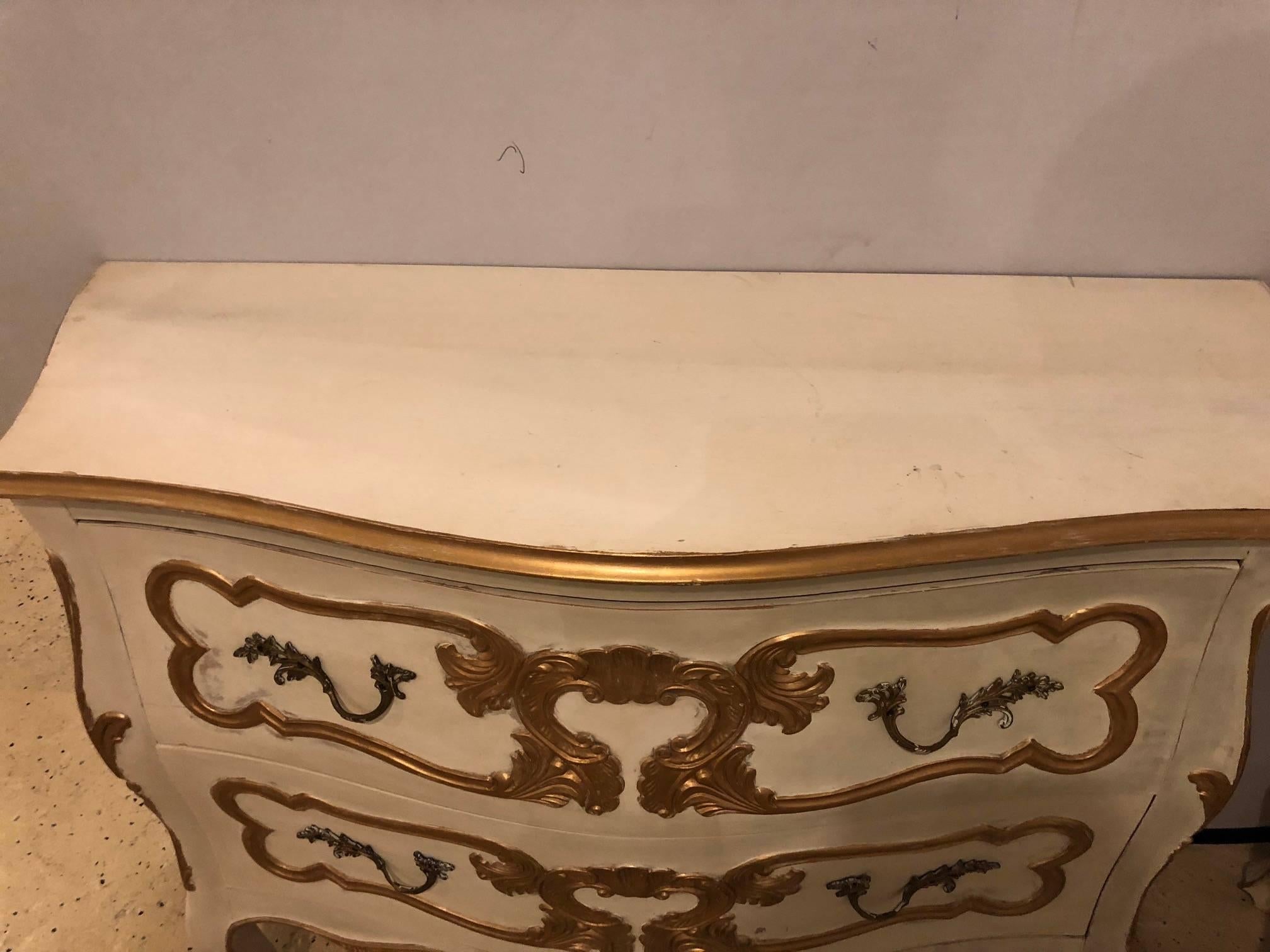 Pair of Italian Bombe Commodes or Nightstands Parcel Paint and Gilt Decorated In Good Condition In Stamford, CT