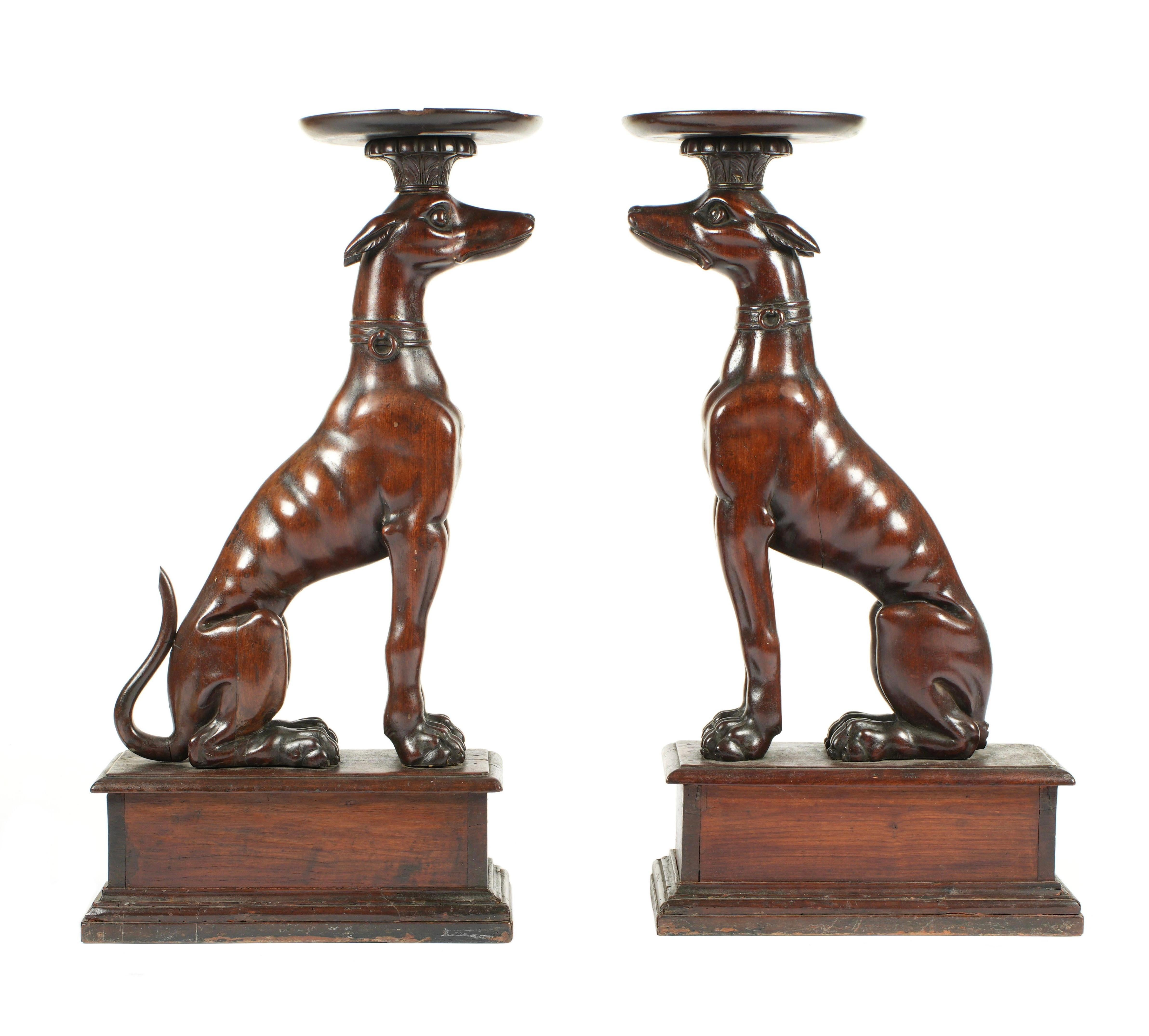 Feine italienische geschnitzte Holzhunde aus dem 19. Jahrhundert, die vermutlich Whippets oder italienische Windhunde sind. Auf Sockeln geschnitzt.  Die Figuren zeichnen sich durch ihre eleganten, langgestreckten Formen aus und sind mit Präzision