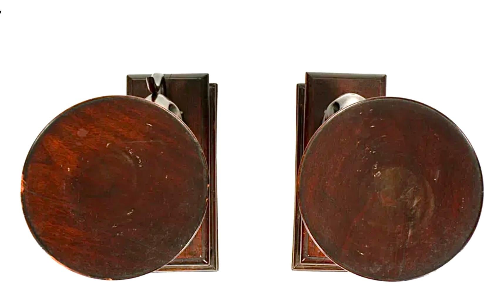 Ein Paar italienische geschnitzte Hundetische aus Holz – Sockel (19. Jahrhundert) im Angebot