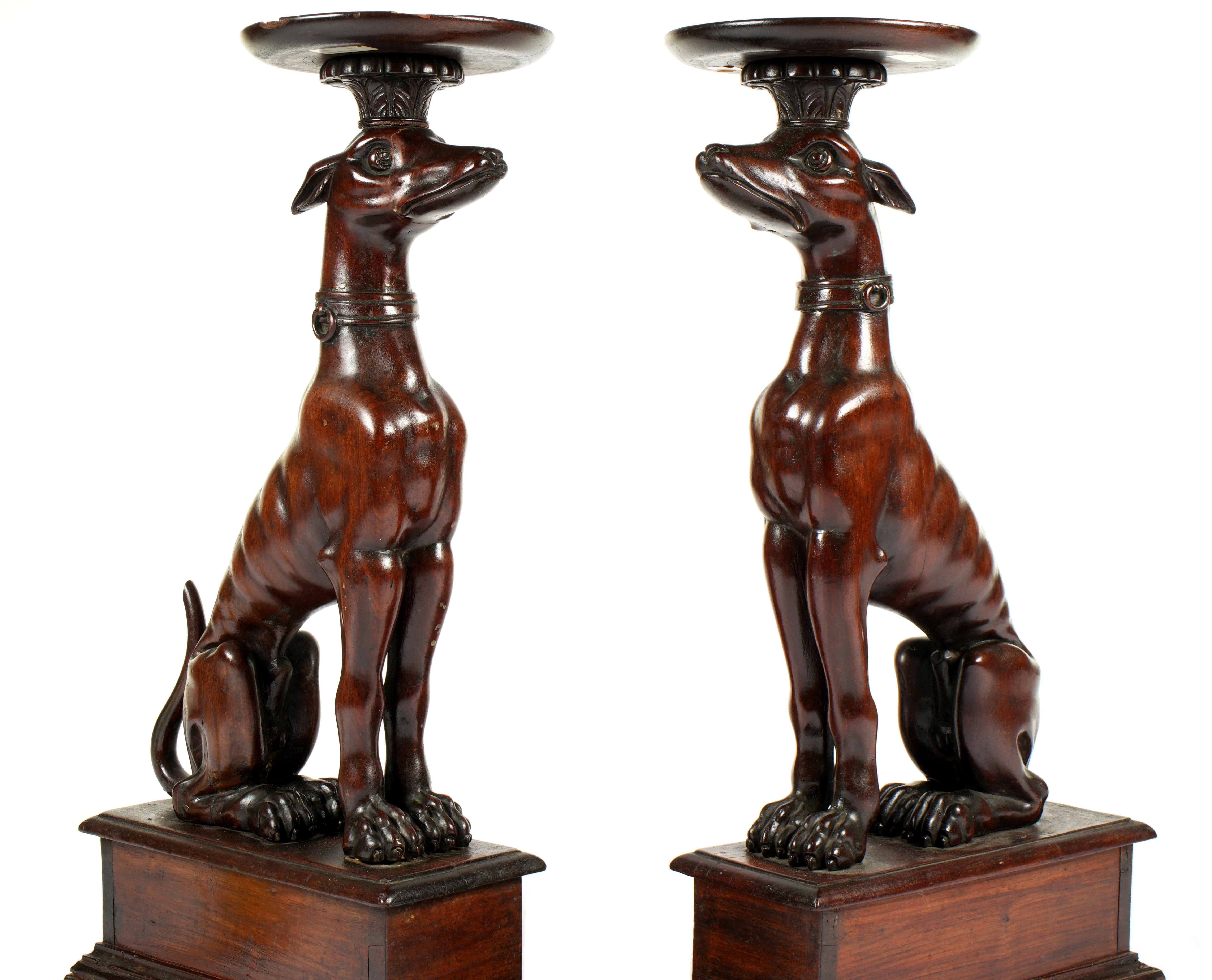 Ein Paar italienische geschnitzte Hundetische aus Holz – Sockel im Angebot 1