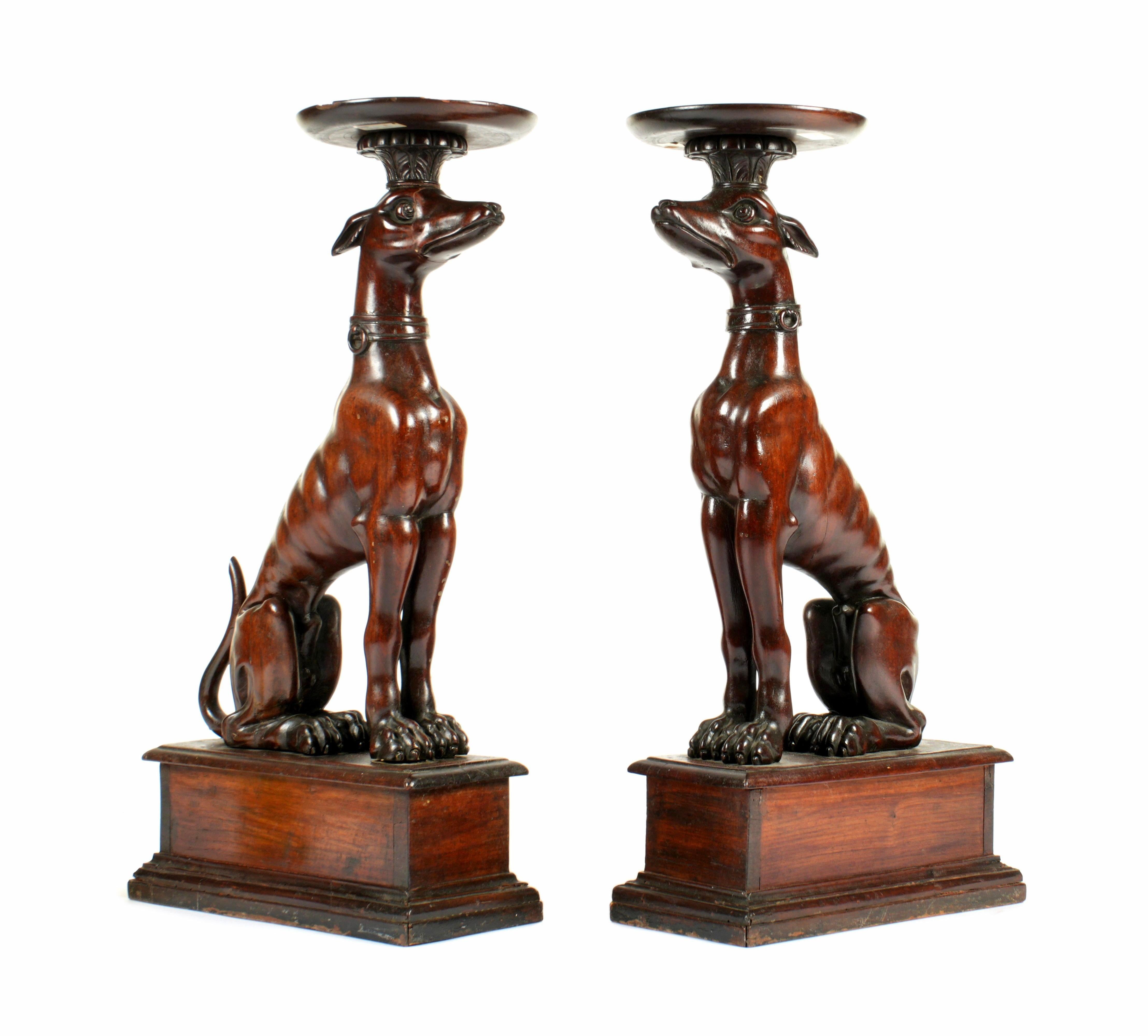 Ein Paar italienische geschnitzte Hundetische aus Holz – Sockel im Angebot 2