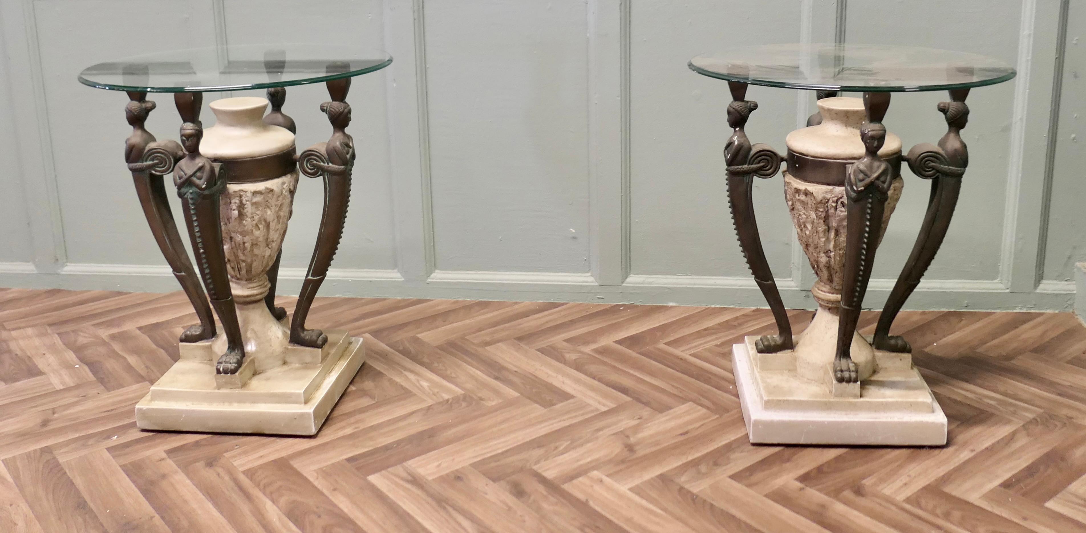 Une paire de  Tables d'appoint de style classique italien  

Les tables sont finies en marbre simulé et en bronze et sont conçues selon un design romain classique.
Les plateaux de table sont en verre plat avec un bord biseauté lisse. 
Un ensemble