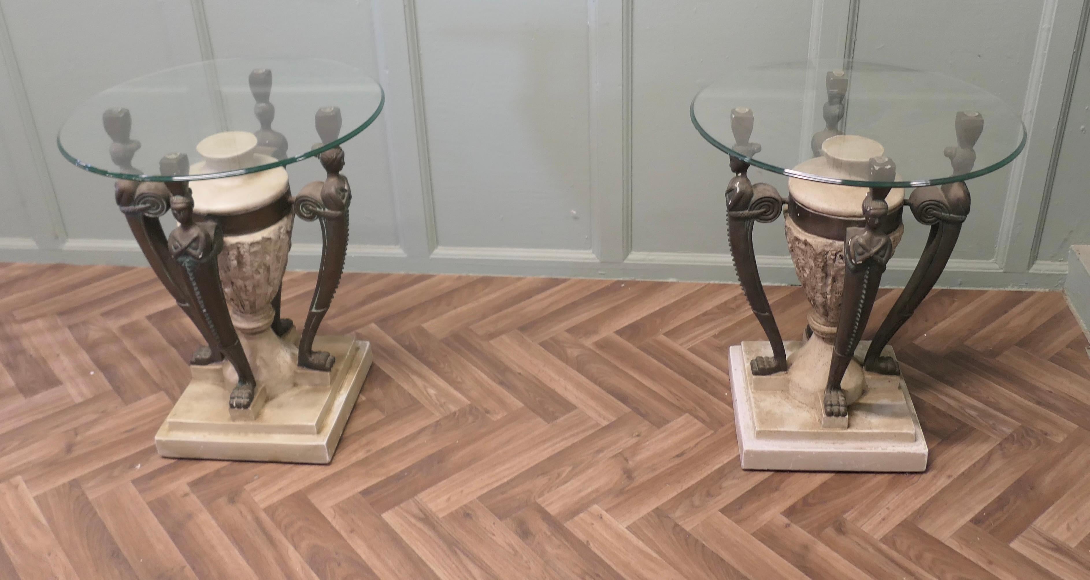 Romain classique Une paire de  Tables d'appoint de style classique italien en vente