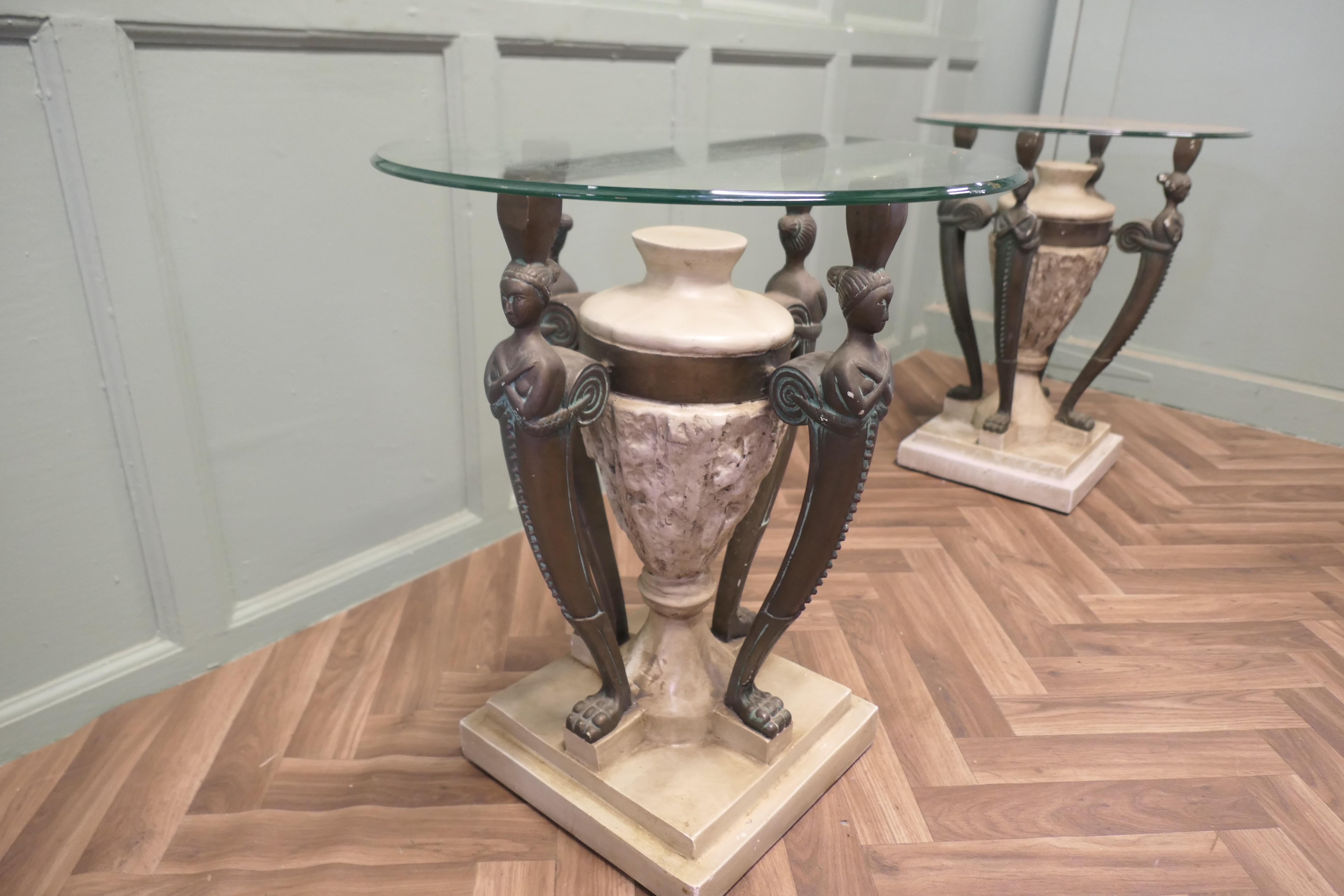 Une paire de  Tables d'appoint de style classique italien en vente 1