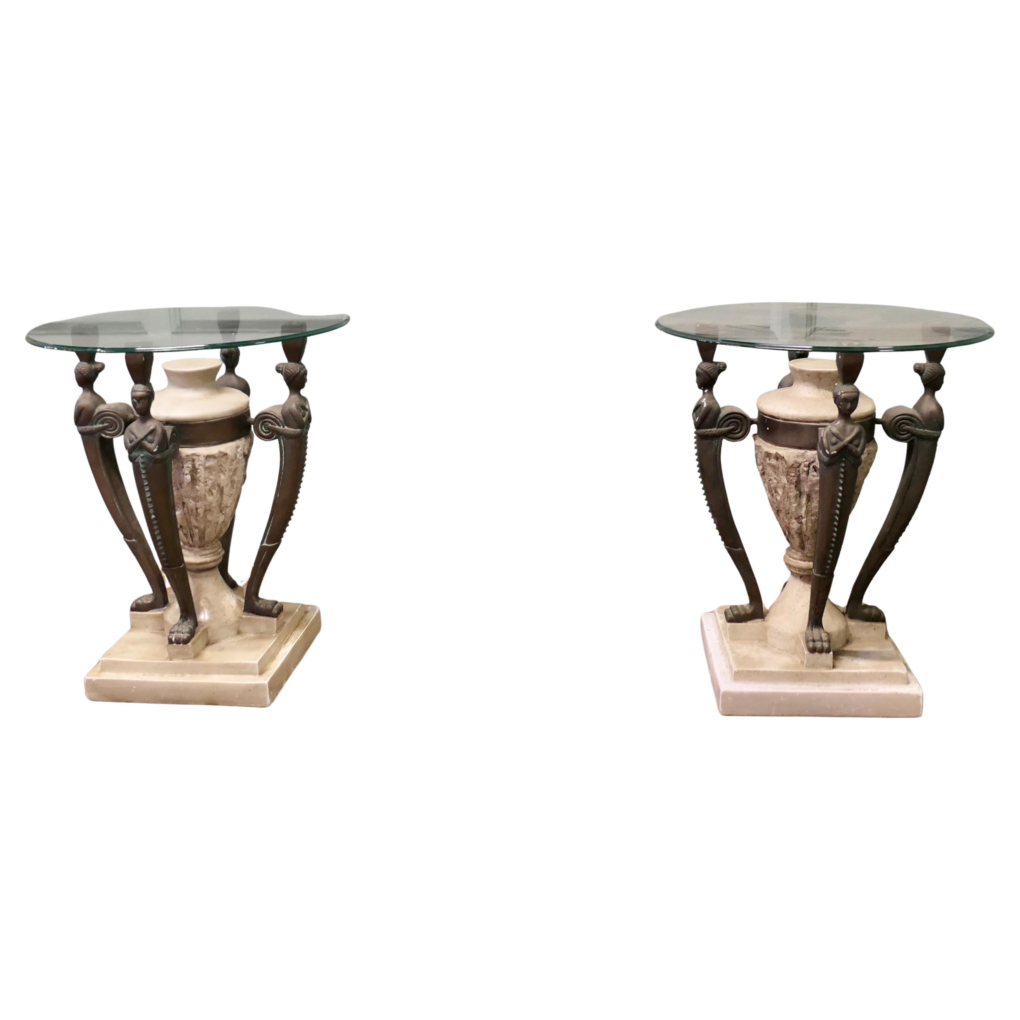 Une paire de  Tables d'appoint de style classique italien