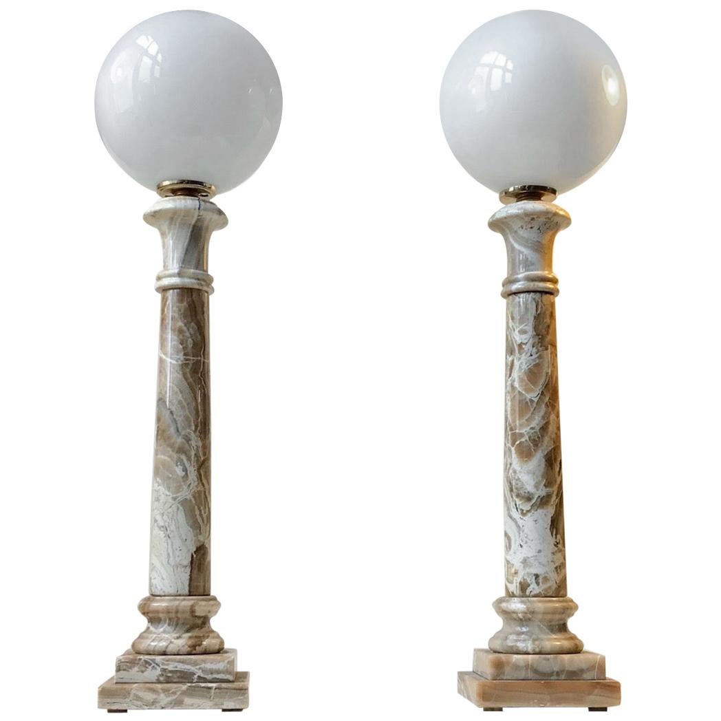 Paire de lampes de table italiennes à colonne en marbre onyx:: 1970