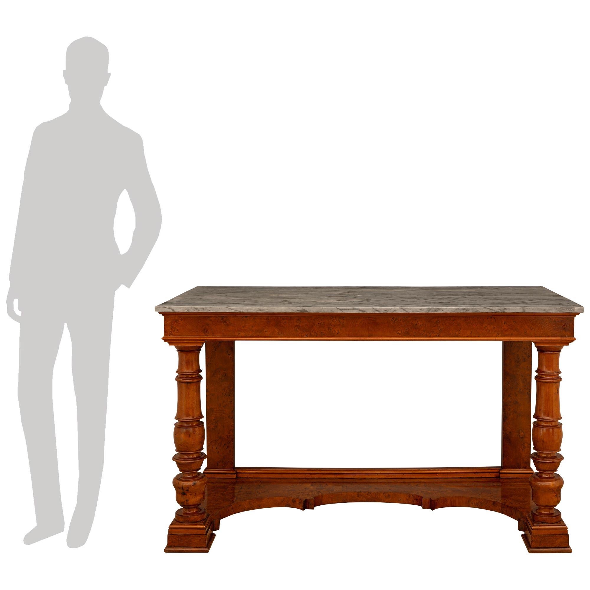 Ein hübsches und sehr elegantes Paar italienischer Konsolen aus Nussbaum mit Wurzelholz und grauem Marmor aus dem frühen 19. Jede schöne Konsole wird von zwei gesprenkelten Vorderbeinen, die auf gesprenkelten quadratischen Sockeln ruhen, und zwei