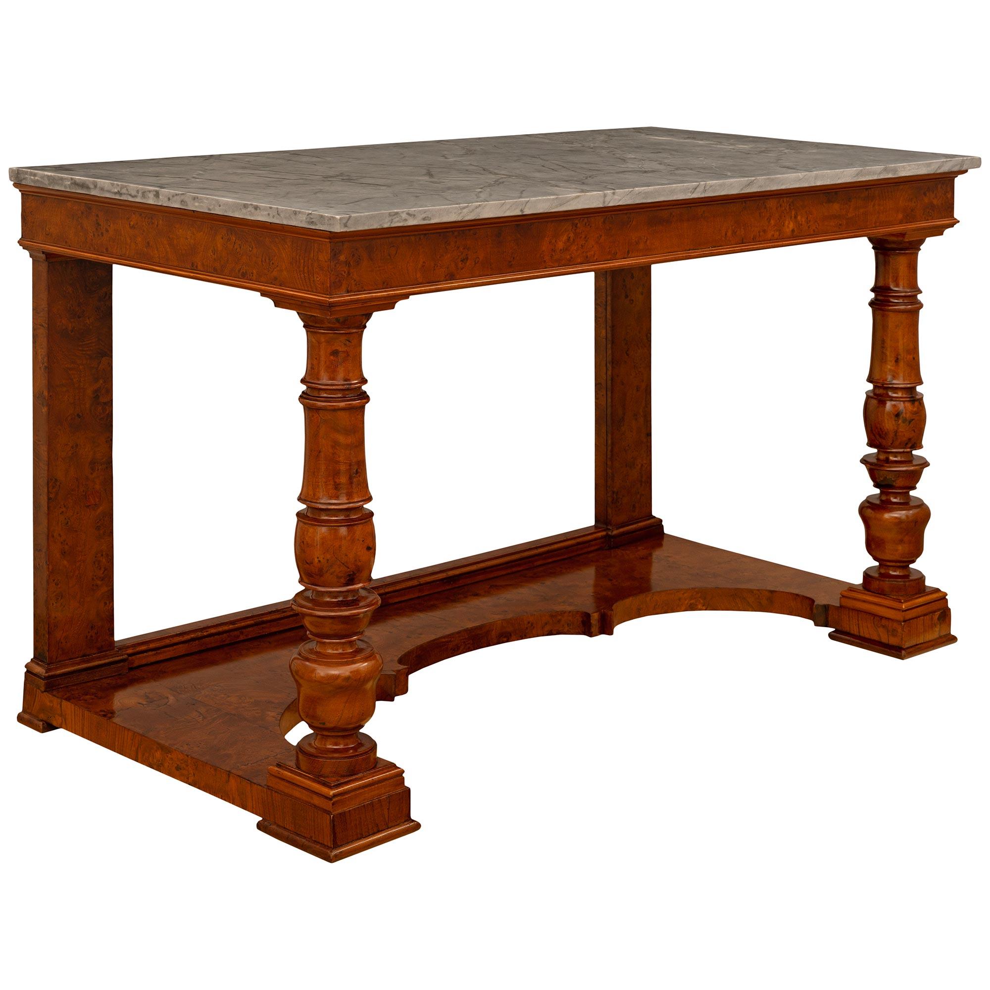 Ein Paar italienische Louis XIV-Konsolen aus grauem Marmor mit Wurzelholz aus dem frühen 19. (Louis XIV.) im Angebot