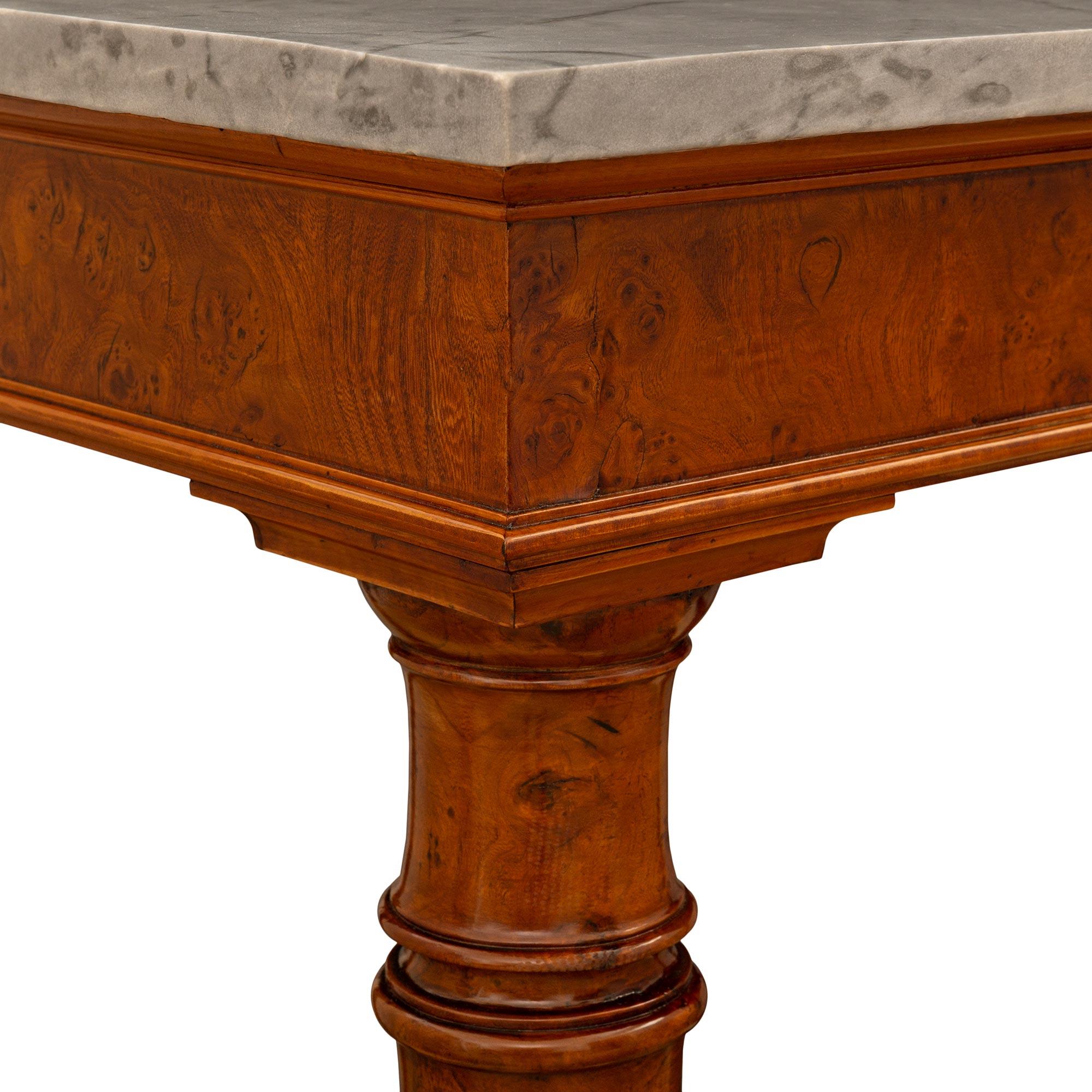 Ein Paar italienische Louis XIV-Konsolen aus grauem Marmor mit Wurzelholz aus dem frühen 19. im Zustand „Gut“ im Angebot in West Palm Beach, FL