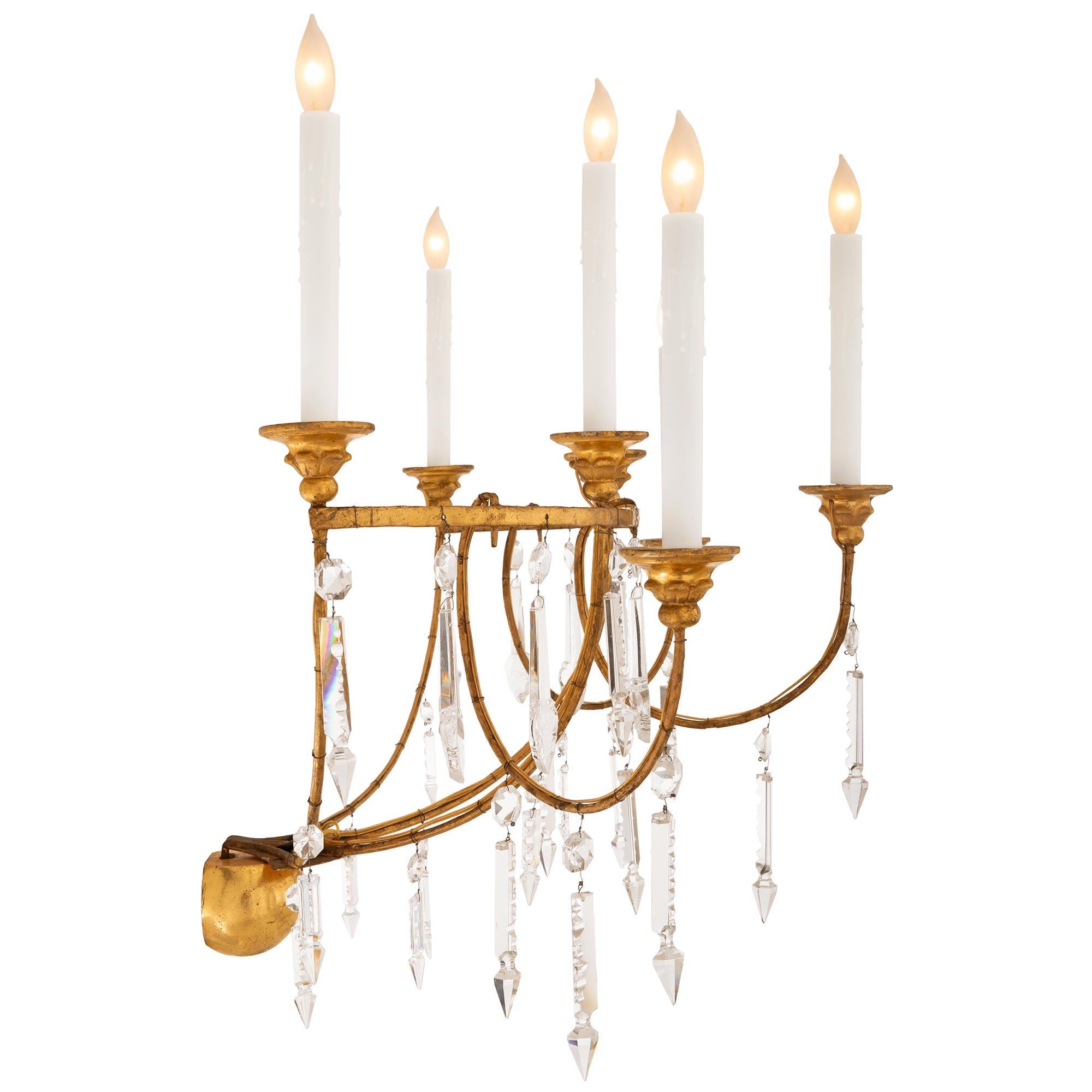 Zwei italienische Wandleuchter aus Giltwood und vergoldetem Metall, Louis XVI, frühes 19. (Italienisch) im Angebot