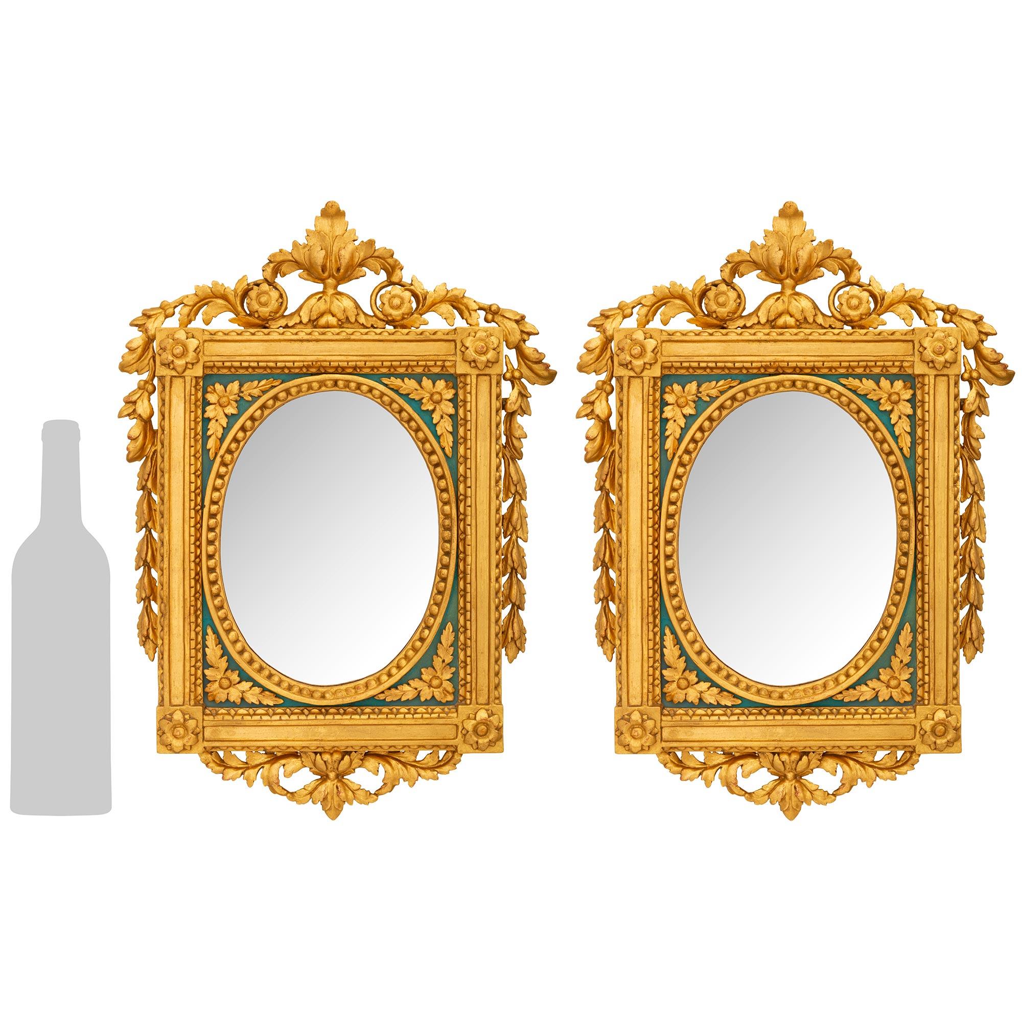 Ein atemberaubendes und sehr elegantes Paar italienischer Spiegel aus dem frühen 19. Jahrhundert im Stil Louis XVI, patiniert und aus Giltwood. Jeder attraktive Spiegel wird von einem durchbrochenen, mit geschnitzten Blättern verzierten unteren