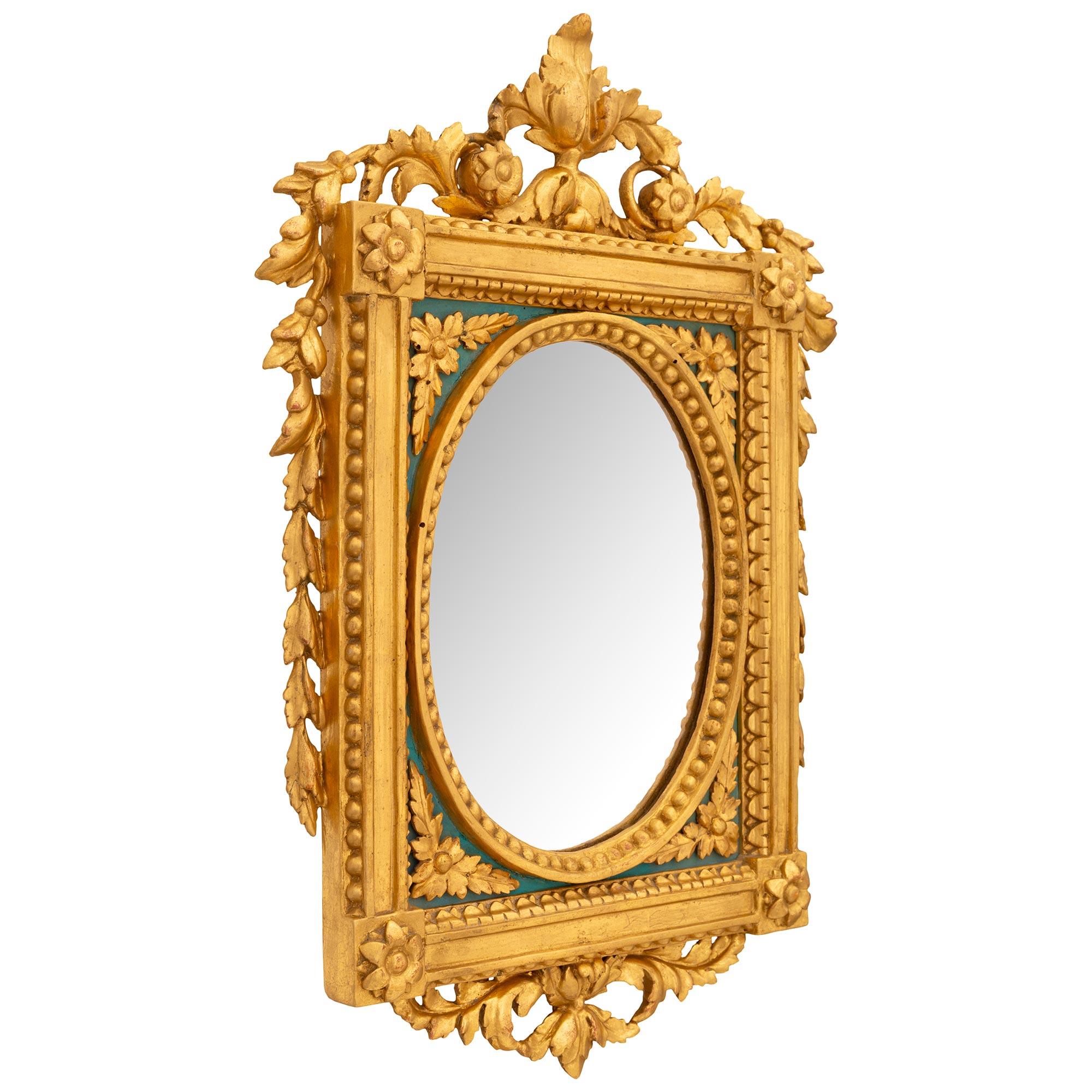Ein Paar italienische Spiegel aus dem frühen 19. Jahrhundert aus Louis XVI, patiniert und Giltwood (Louis XVI.) im Angebot
