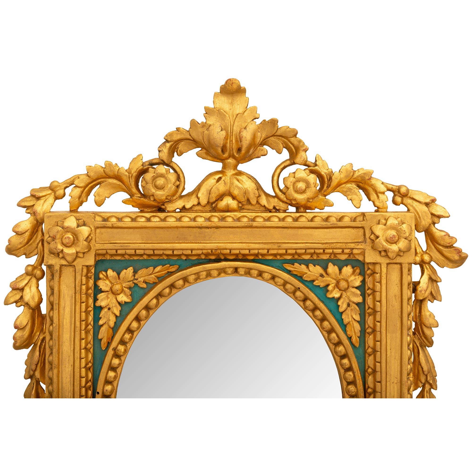 Ein Paar italienische Spiegel aus dem frühen 19. Jahrhundert aus Louis XVI, patiniert und Giltwood (Patiniert) im Angebot