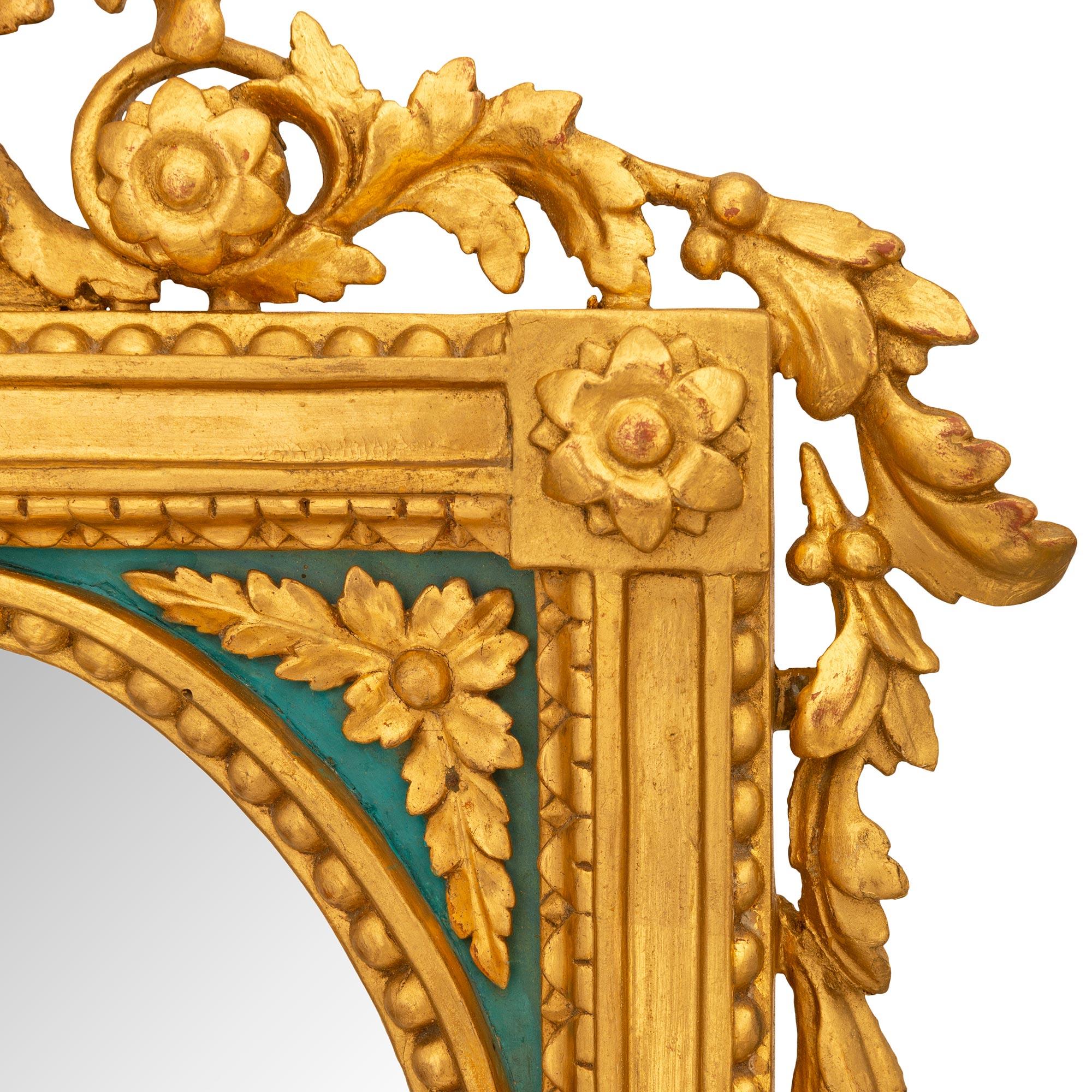 Ein Paar italienische Spiegel aus dem frühen 19. Jahrhundert aus Louis XVI, patiniert und Giltwood (Vergoldetes Holz) im Angebot