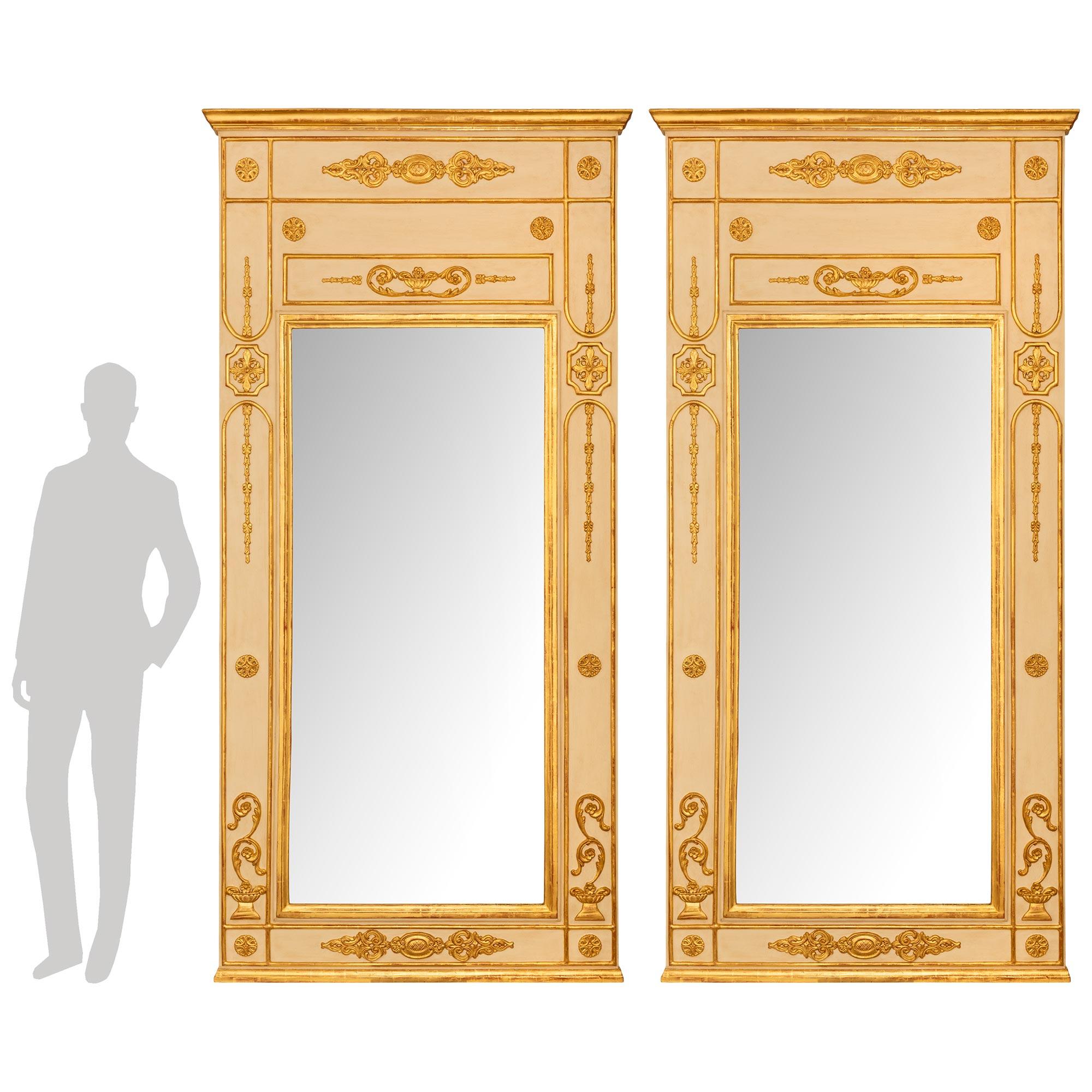 Ein beeindruckendes und sehr elegantes Paar italienischer Louis XVI-Spiegel aus dem frühen 19. Jahrhundert, patiniert und aus Giltwood. Jeder großformatige Spiegel behält seine ursprüngliche Spiegelplatte, die von einem feinen, gesprenkelten