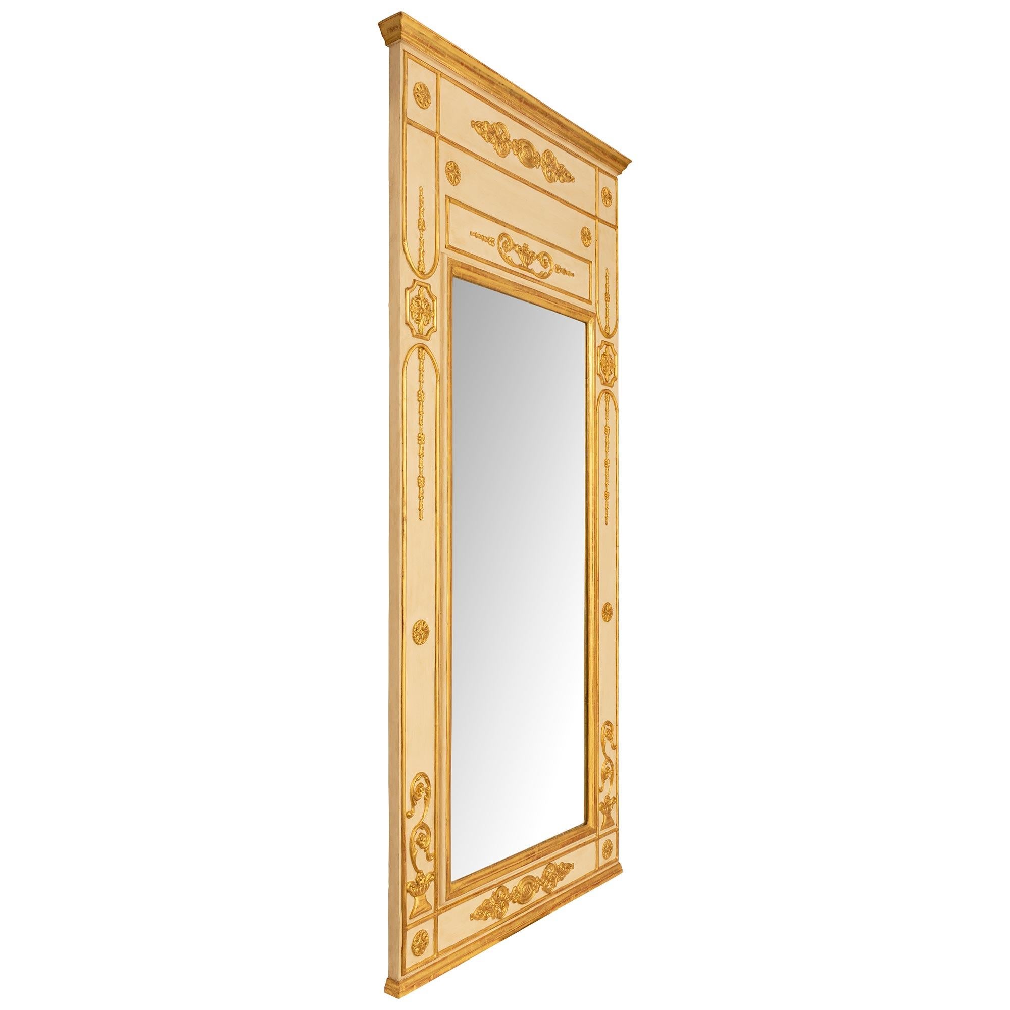 Ein Paar italienische Louis XVI st patiniert Giltwood Trumeau aus dem frühen 19. (Italienisch) im Angebot