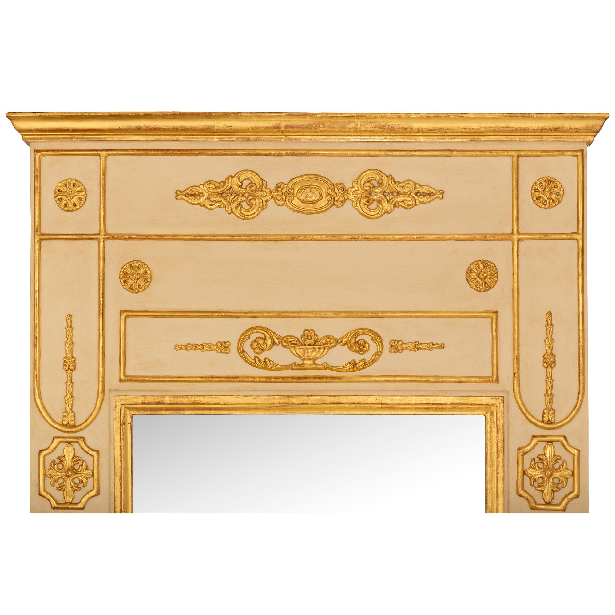 Ein Paar italienische Louis XVI st patiniert Giltwood Trumeau aus dem frühen 19. (Patiniert) im Angebot