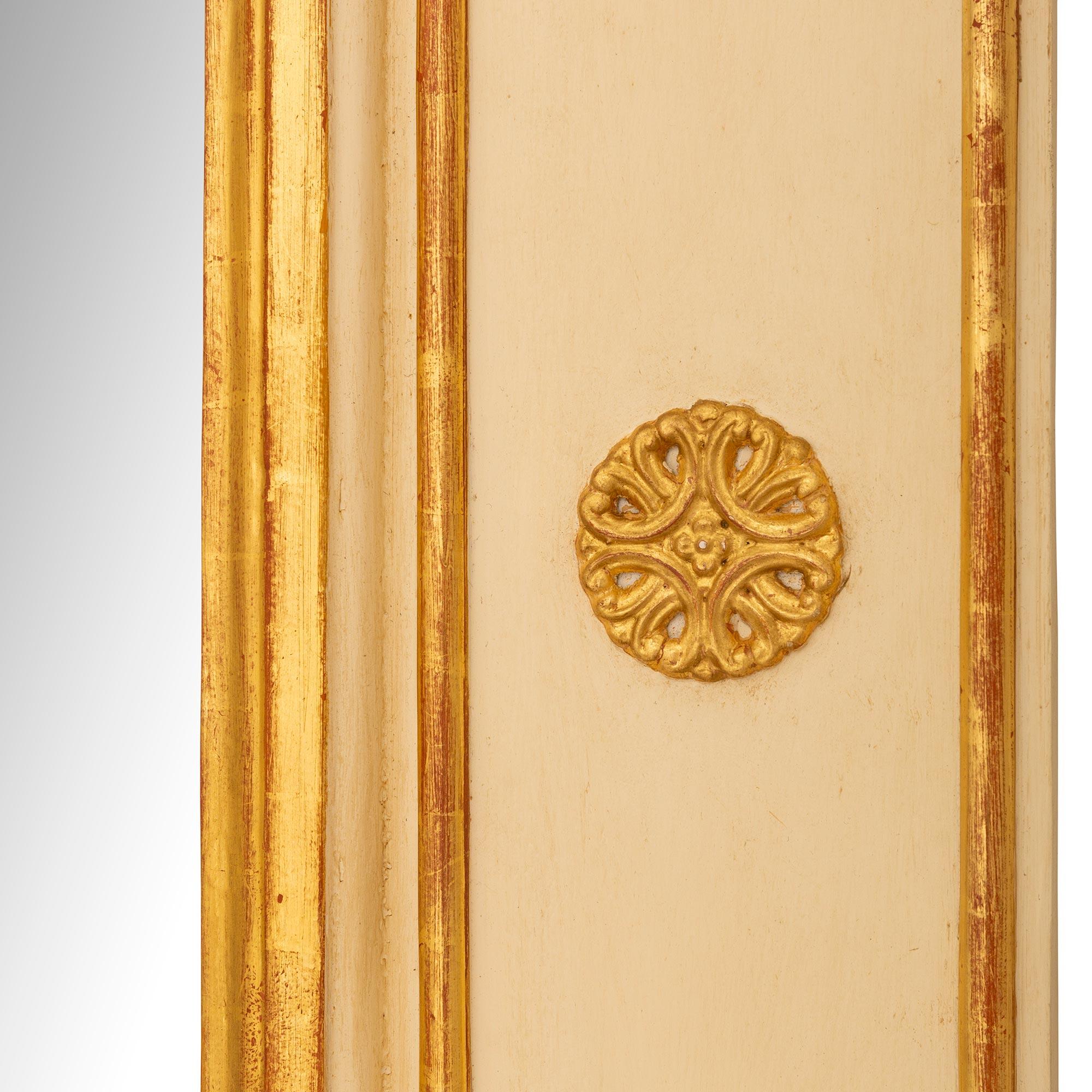 Ein Paar italienische Louis XVI st patiniert Giltwood Trumeau aus dem frühen 19. (Vergoldetes Holz) im Angebot