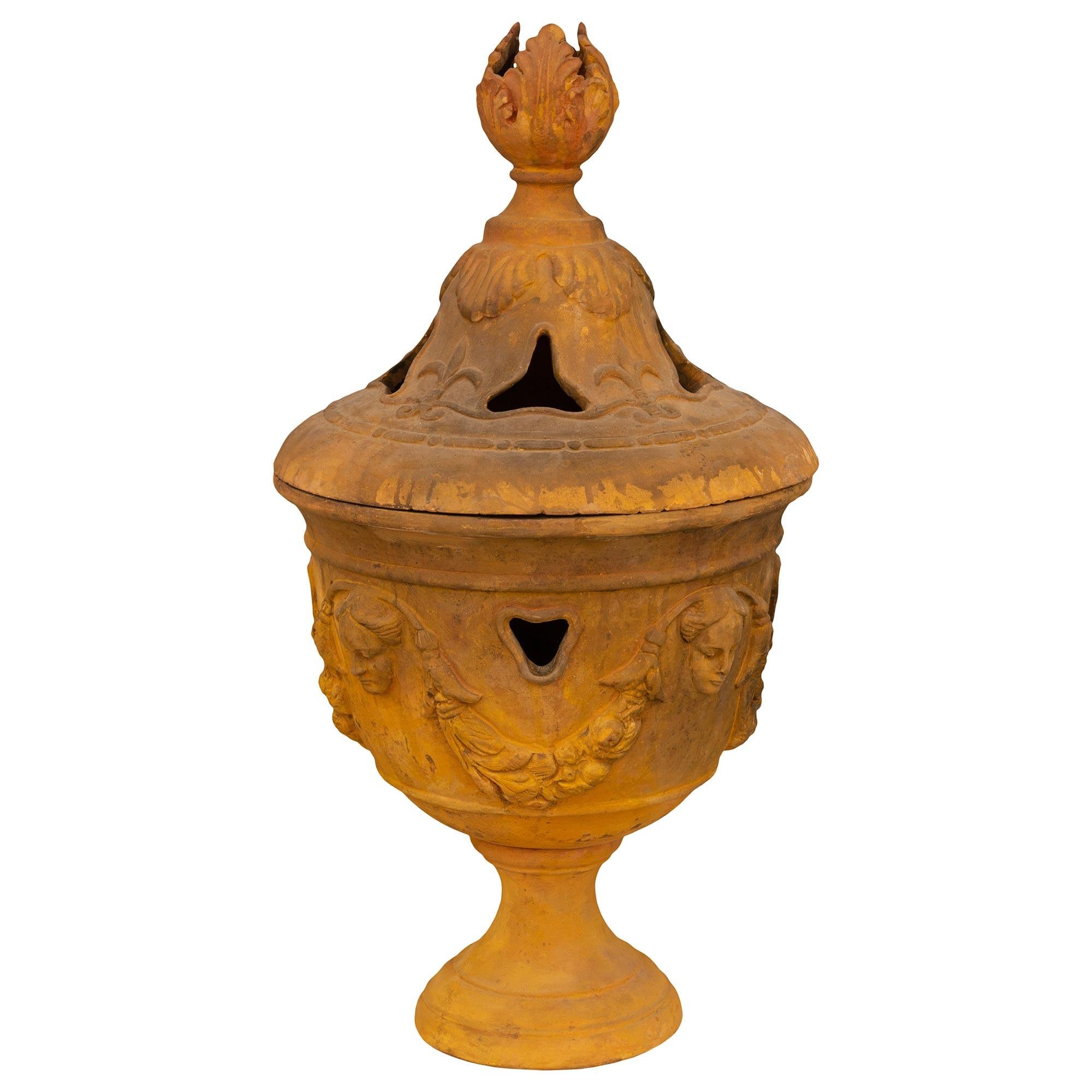 Paire d'urnes italiennes en terre cuite de style Louis XVI du début du 19e siècle Bon état - En vente à West Palm Beach, FL