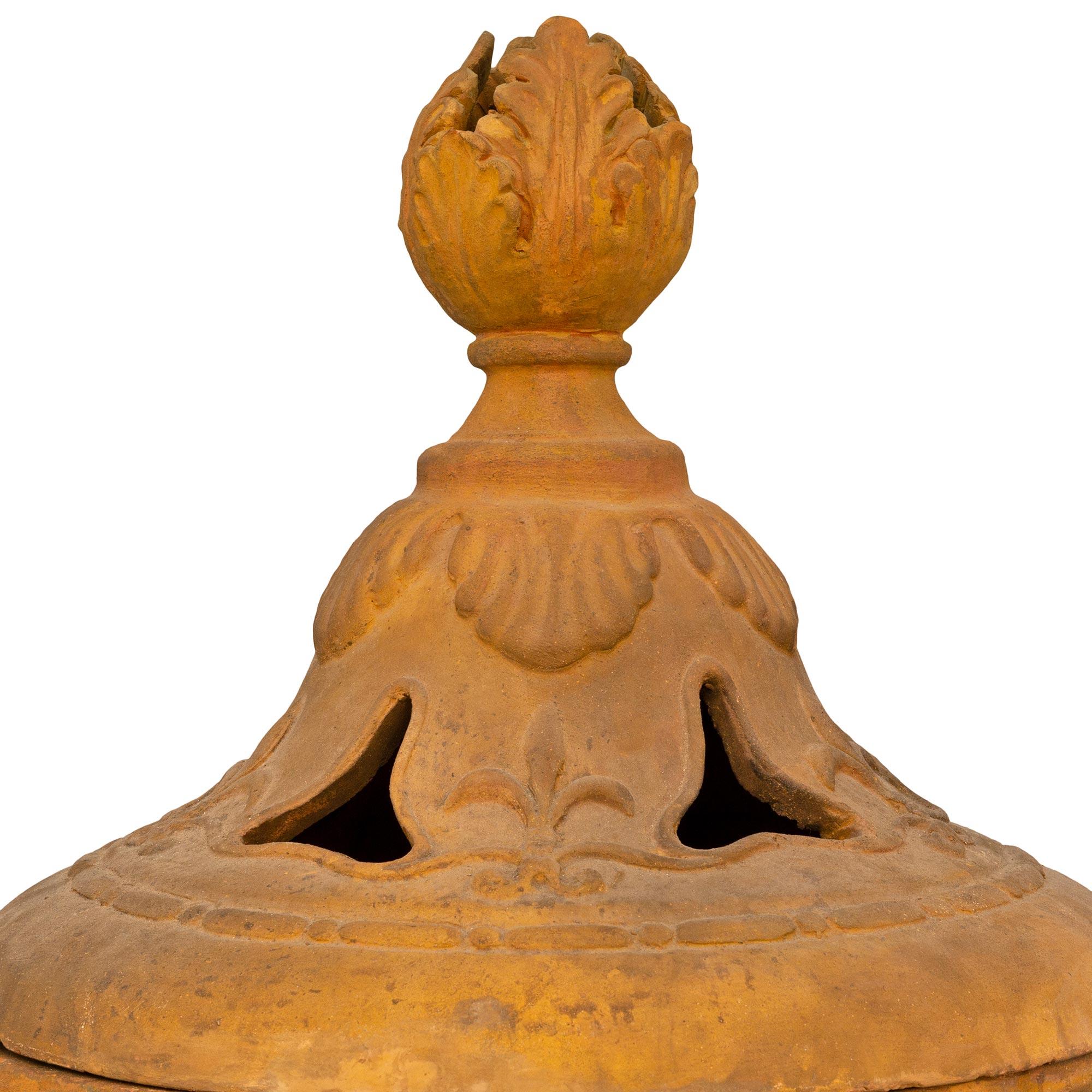 XIXe siècle Paire d'urnes italiennes en terre cuite de style Louis XVI du début du 19e siècle en vente