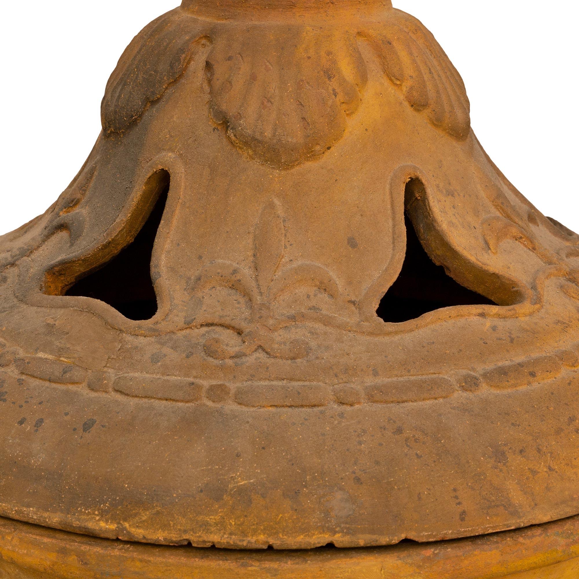 Terre cuite Paire d'urnes italiennes en terre cuite de style Louis XVI du début du 19e siècle en vente