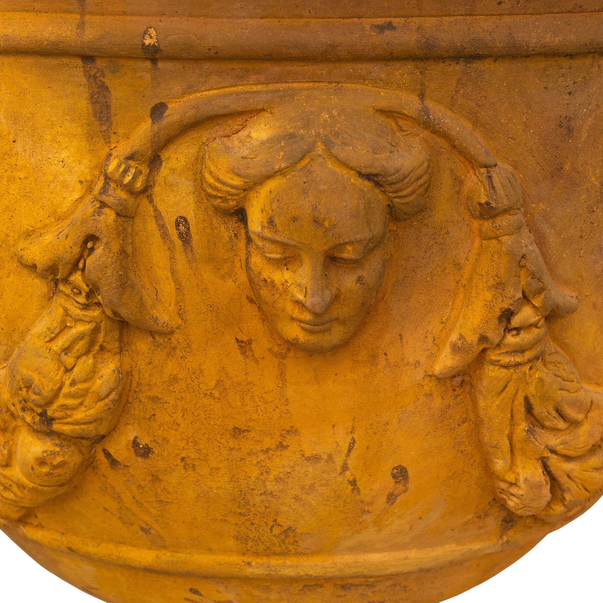 Paire d'urnes italiennes en terre cuite de style Louis XVI du début du 19e siècle en vente 1