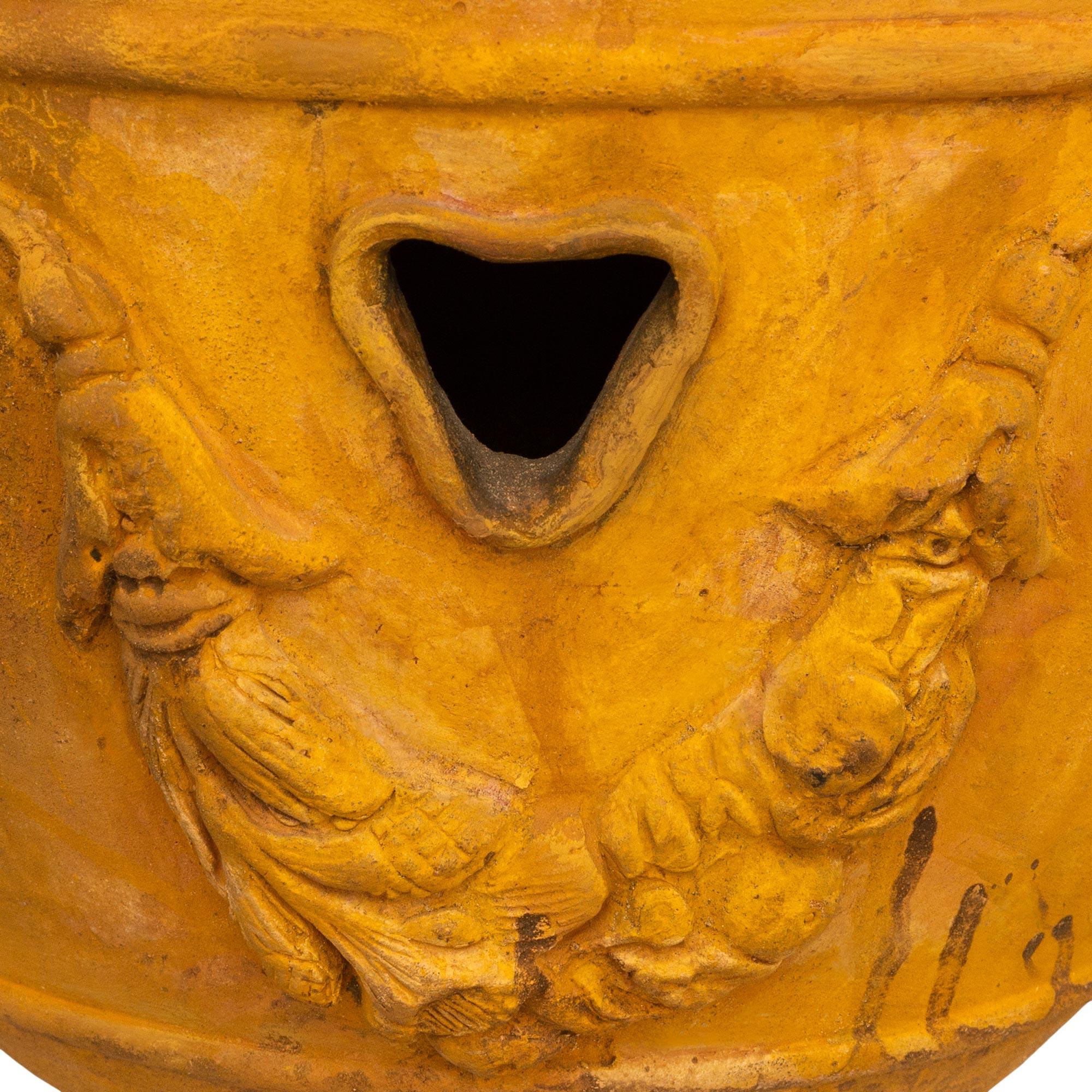 Paire d'urnes italiennes en terre cuite de style Louis XVI du début du 19e siècle en vente 2