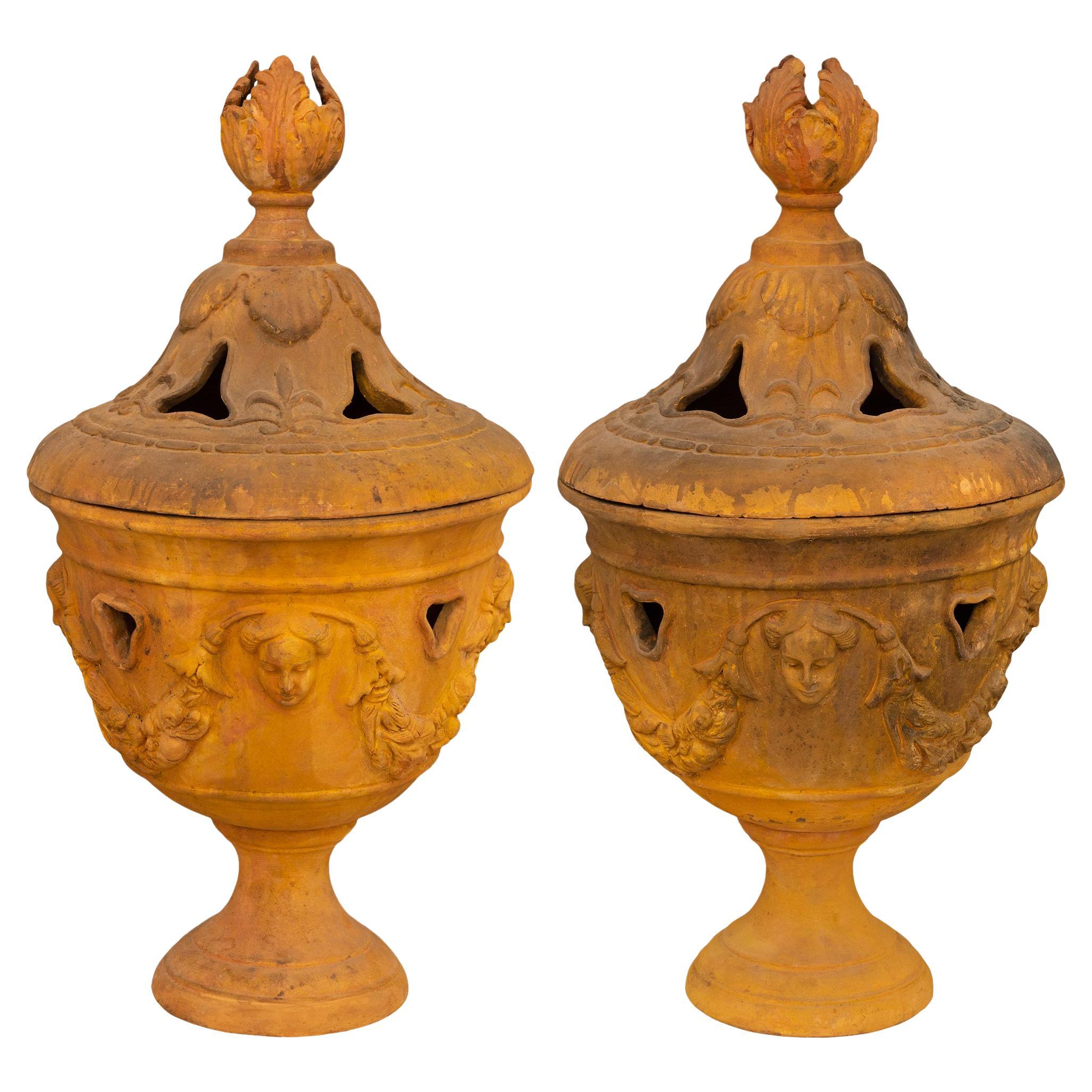 Paire d'urnes italiennes en terre cuite de style Louis XVI du début du 19e siècle