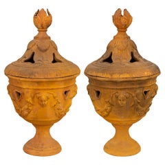 Paire d'urnes italiennes en terre cuite de style Louis XVI du début du 19e siècle