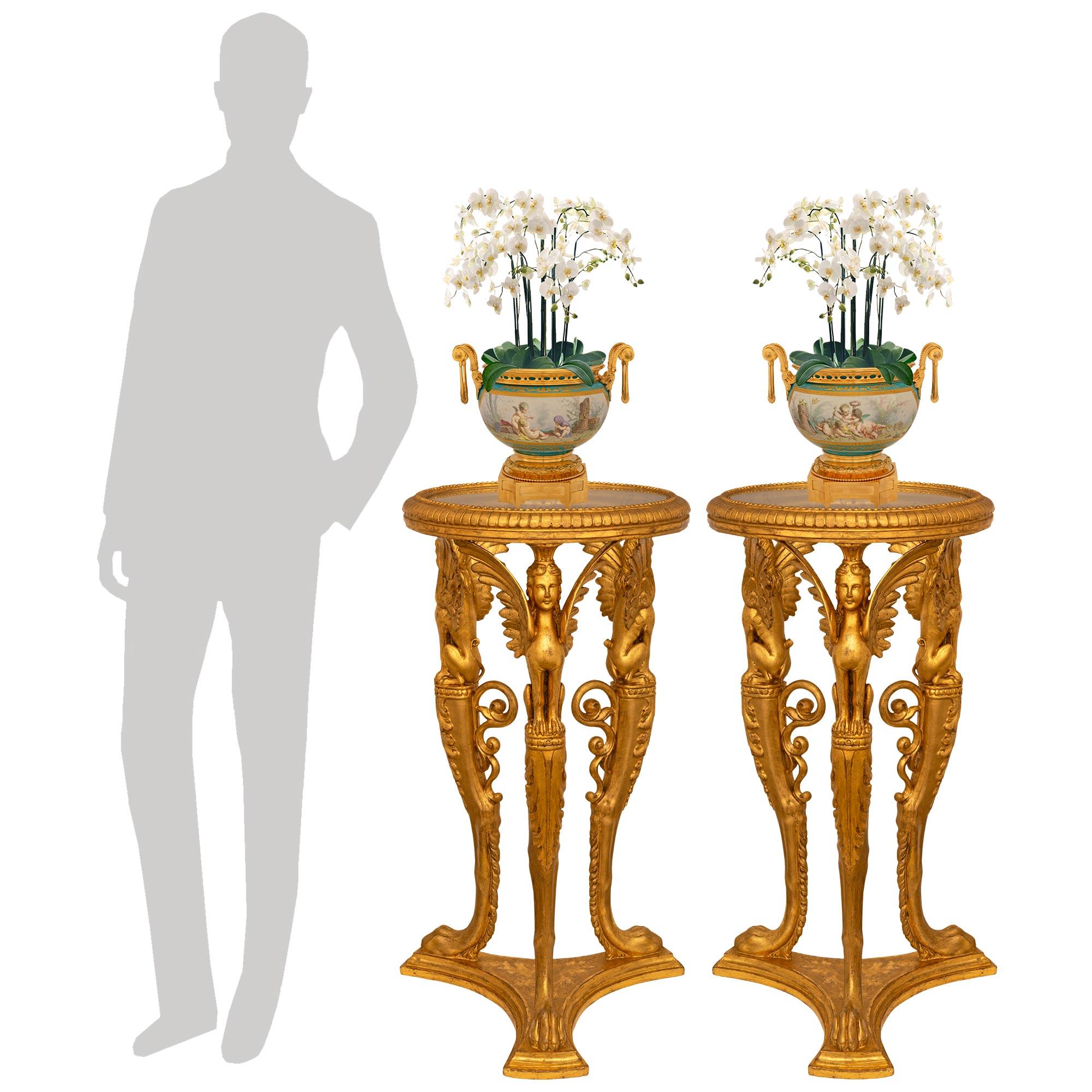 Ein schönes und sehr dekoratives Paar italienischer neoklassizistischer Sockel aus dem frühen 19. Giltwood und Glas-Sockel. Jeder sehr attraktive Sockel wird von drei durchbrochenen Cabriole-Beinen getragen und steht auf einem dreieckigen Sockel mit