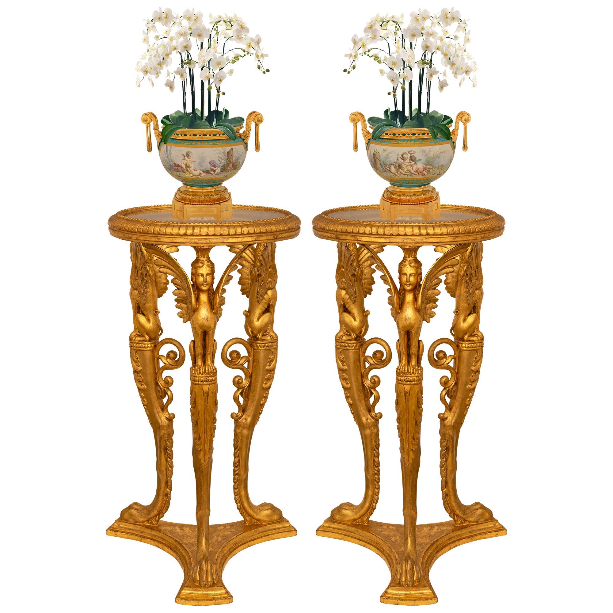 Ein Paar italienischer neoklassizistischer Sockel aus Giltwood und Glas aus dem frühen 19. (Neoklassisch) im Angebot