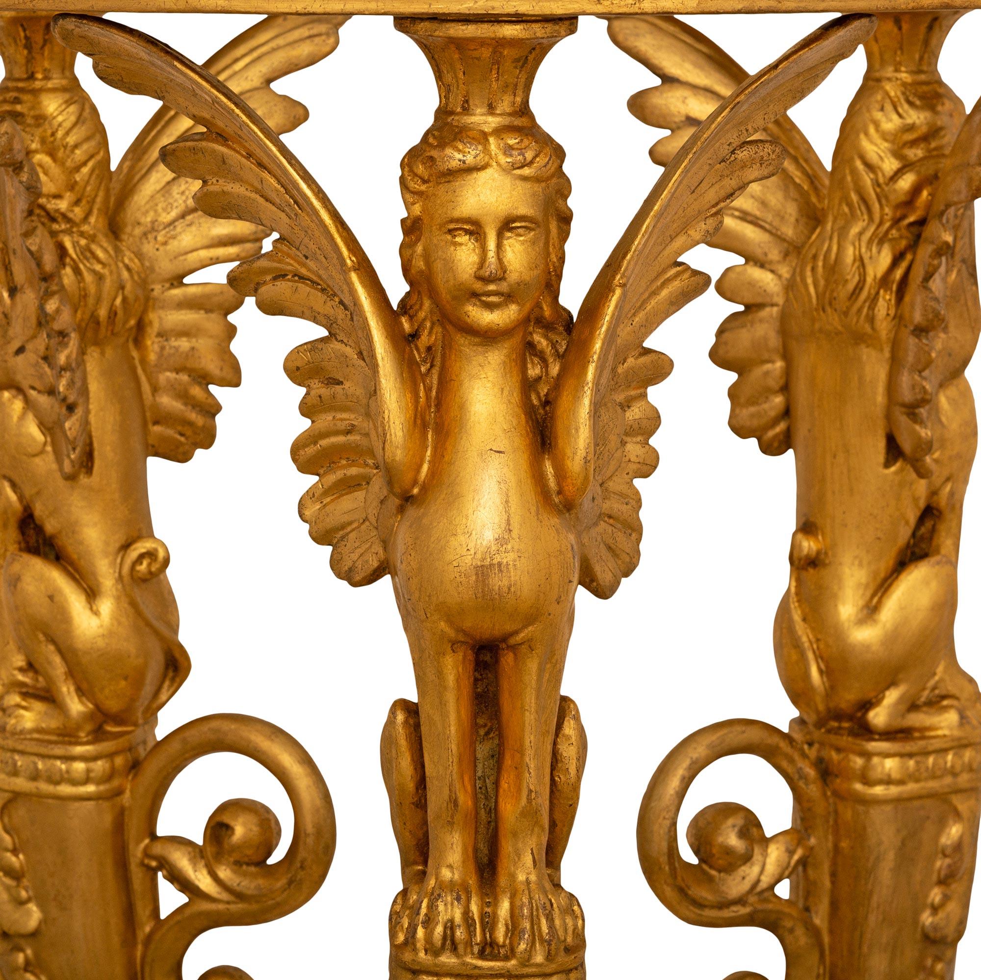 Ein Paar italienischer neoklassizistischer Sockel aus Giltwood und Glas aus dem frühen 19. (19. Jahrhundert) im Angebot