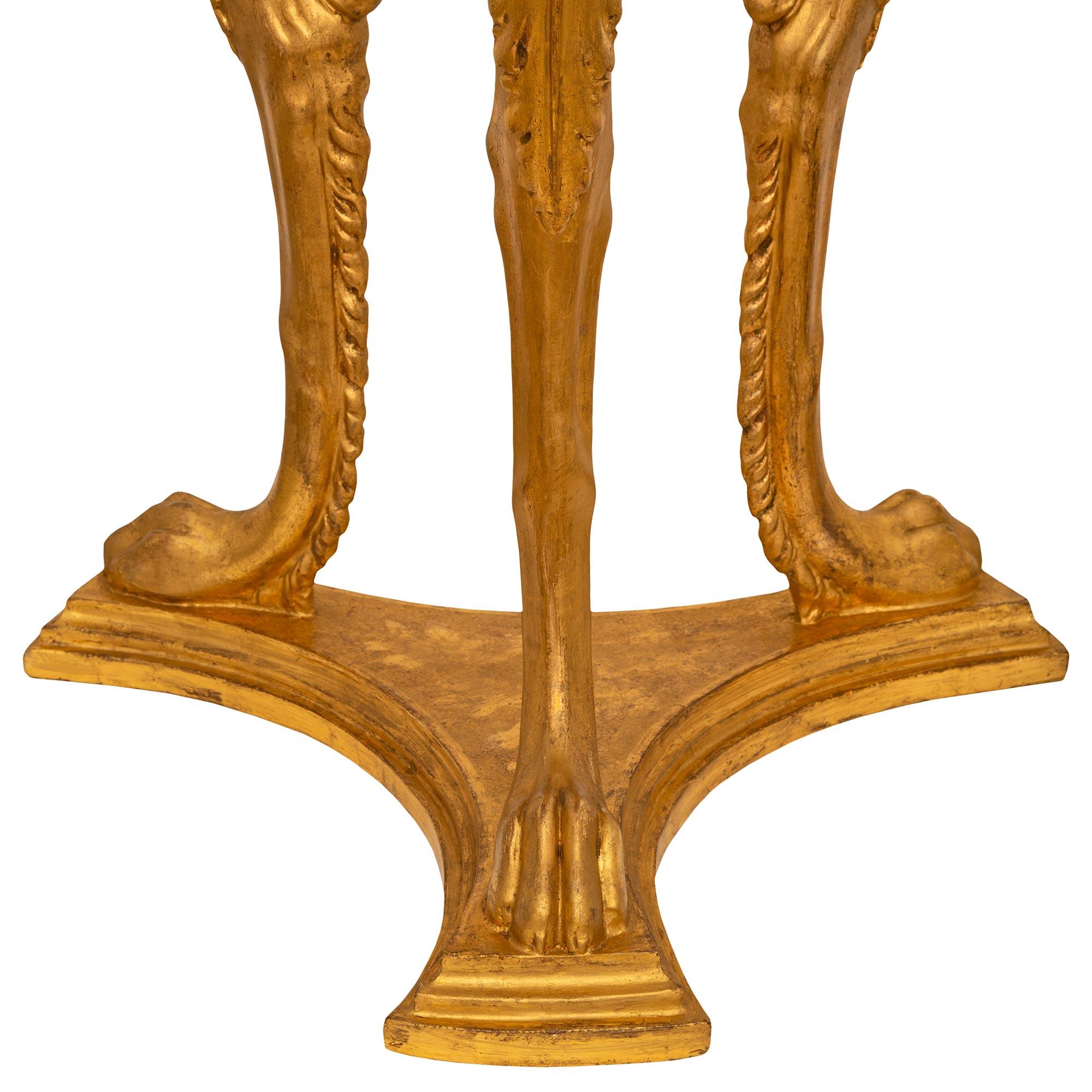 Ein Paar italienischer neoklassizistischer Sockel aus Giltwood und Glas aus dem frühen 19. im Angebot 3