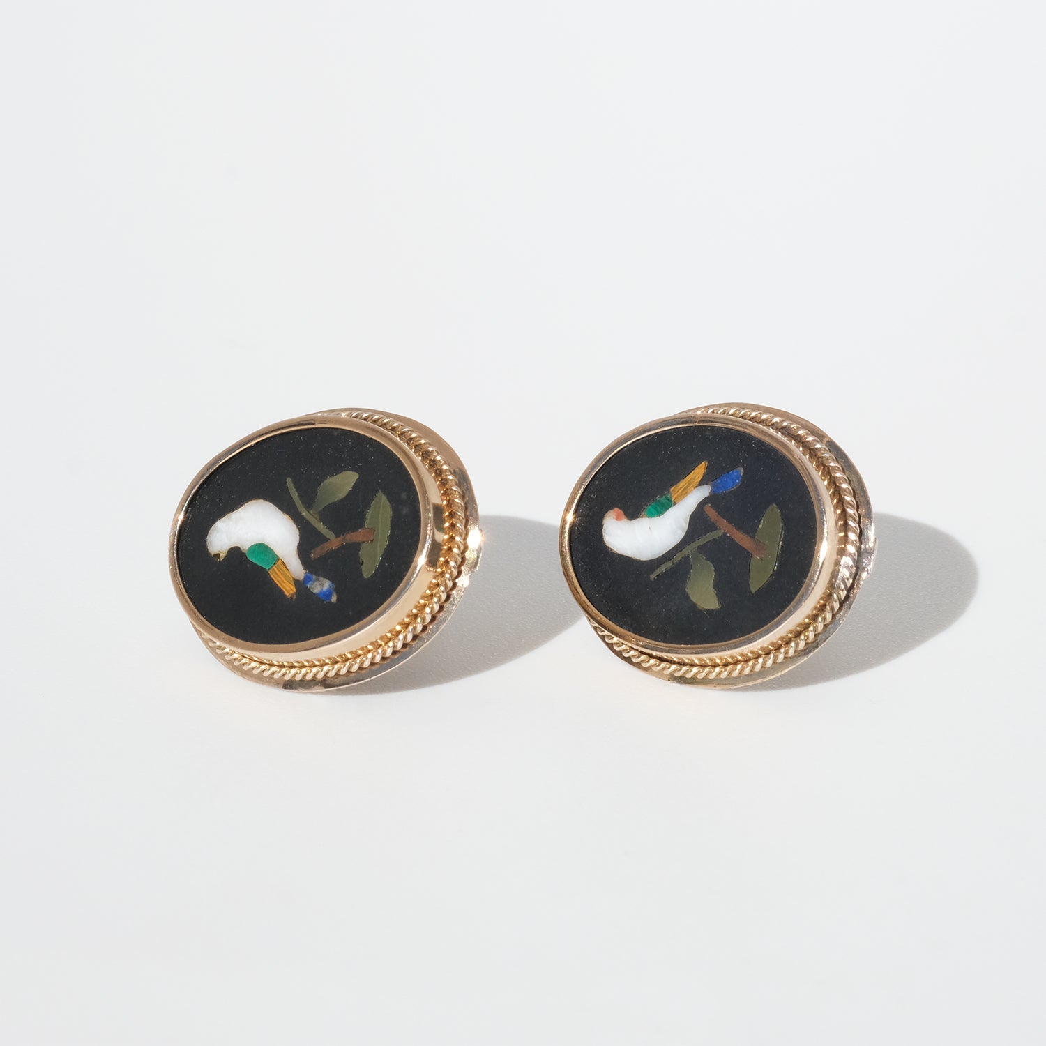 Diese Ohrringe sind mit der dekorativen Technik Pietra Dura, minderwertigem Gold und Silber hergestellt. Pietra Dura ist die Kunst des Steinmetzhandwerks, und in diesem Fall zeigen die dekorativen Steinstücke schöne Vögel in den Farben Weiß, Grün,