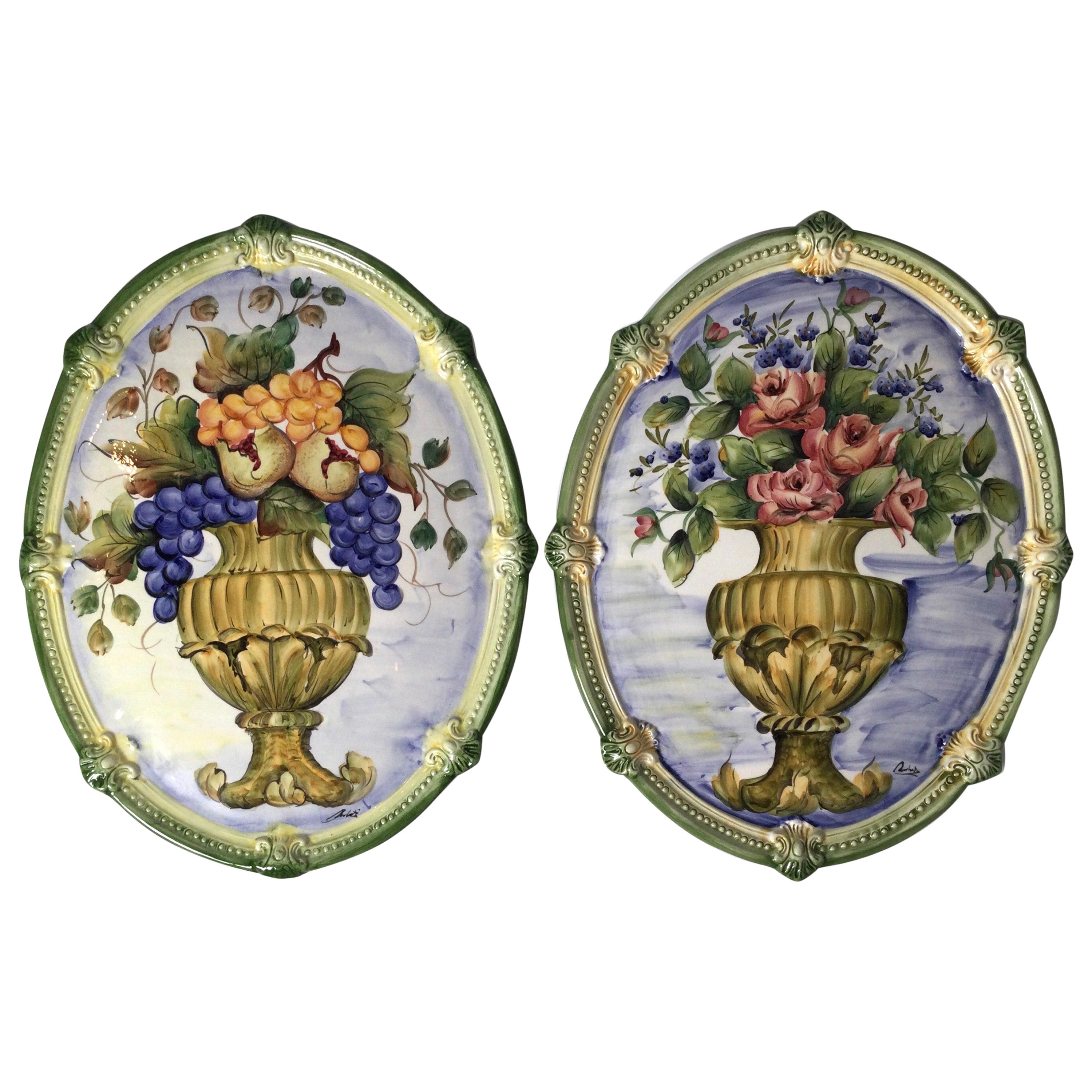 Paar handbemalte, geblümte Wandtafeln aus italienischer Fayence