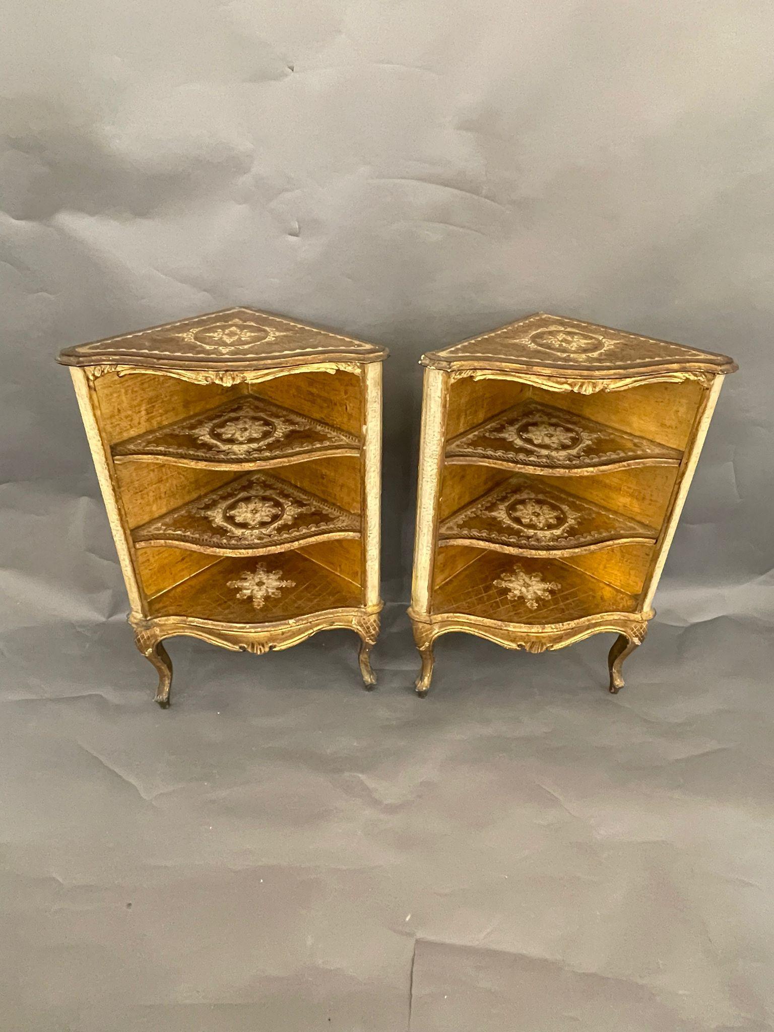 A pair of highly decorative mid-century Italian Florentine corner side table made of gilt wood, in the style of Hollywood Recency, circa 1940s.