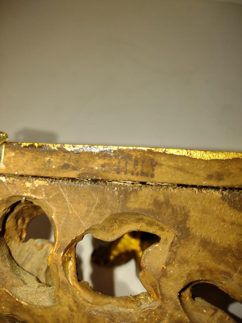 Bonito par de ménsulas de pared de madera dorada, fabricadas en Italia, mediados del siglo XX.  La superficie dorada conserva su pan de oro original.  La parte superior plana con una elaborada parte inferior de estilo rococó con hojas.  9,5 pulgadas