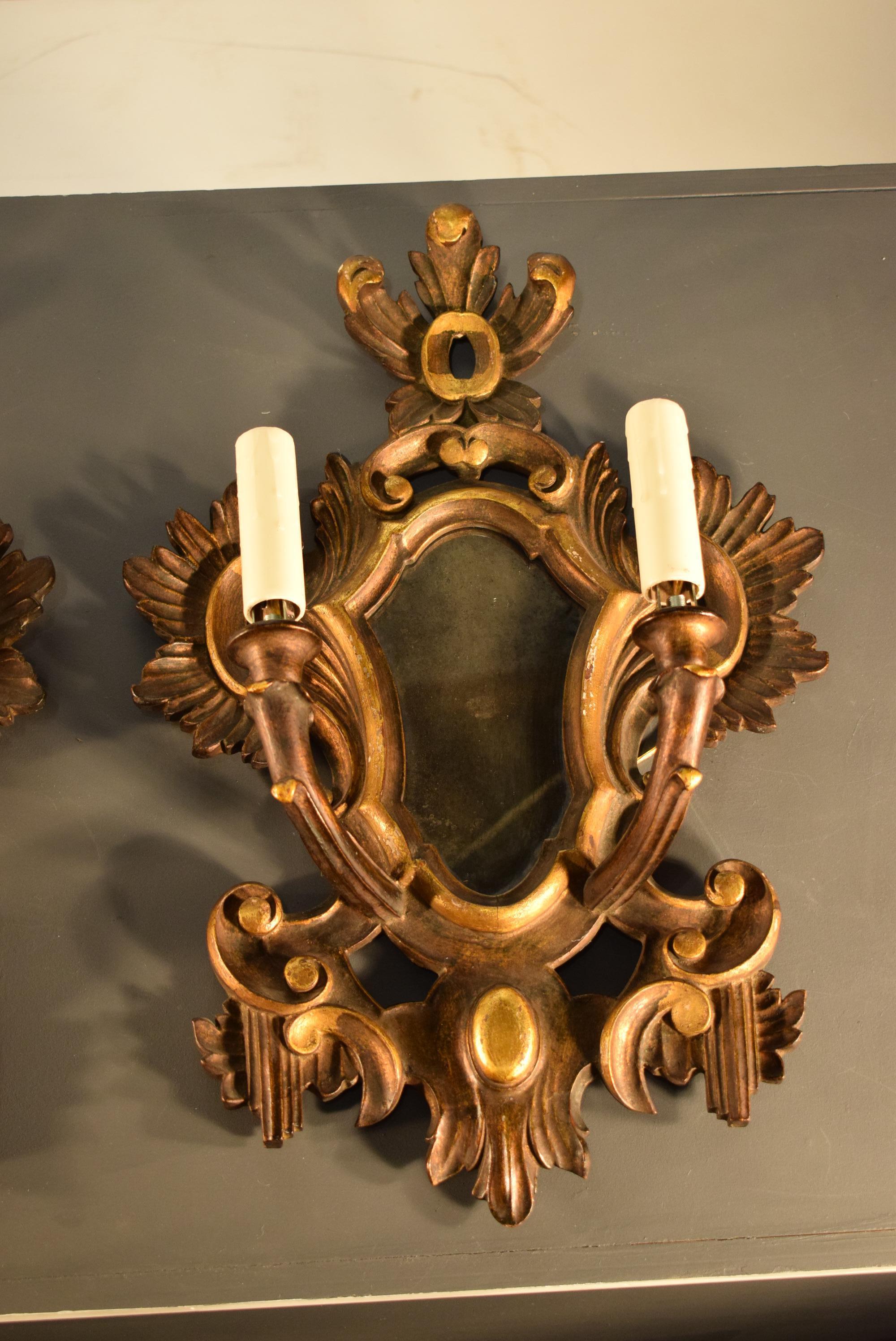 Pareja de apliques italianos de madera dorada, hacia, 1920
Dimensiones: Altura 22