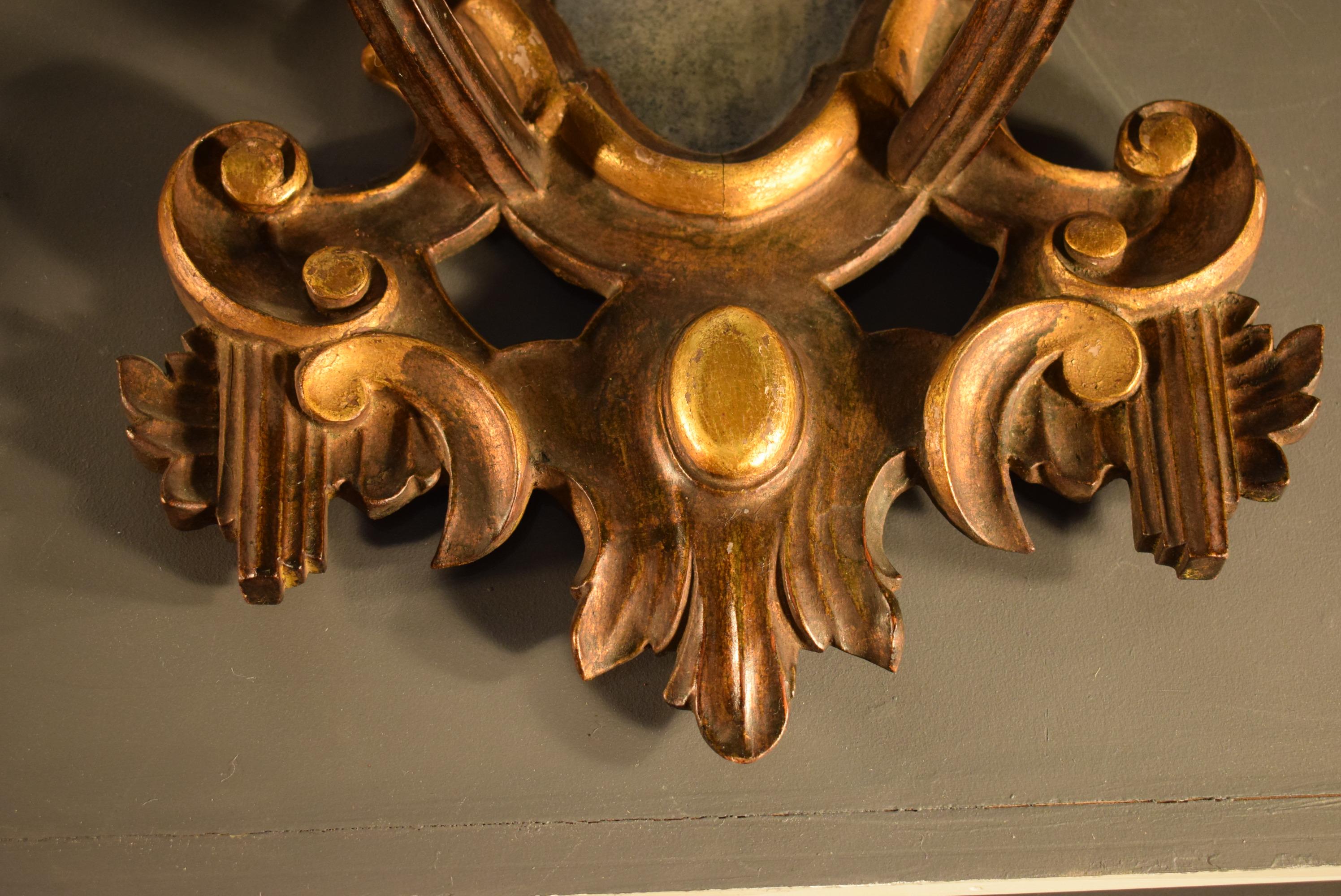 Pareja de apliques italianos de madera dorada. circa, 1920 Italiano en venta
