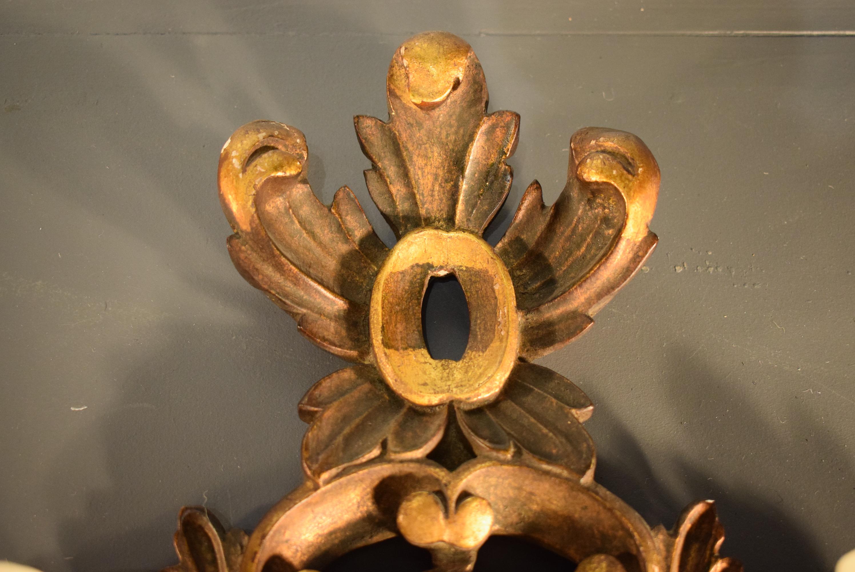 Pareja de apliques italianos de madera dorada. circa, 1920 en Bueno estado para la venta en Atlanta, GA