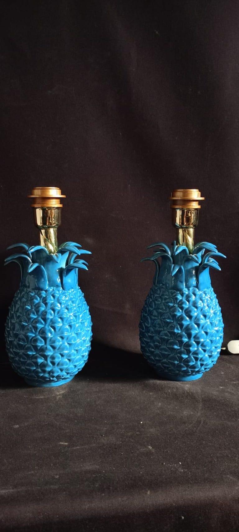 Une paire de lampes de table en céramique bleue émaillée, avec câblage continental, italienne vers les années 70, peut être câblée gratuitement selon les normes du Royaume-Uni.