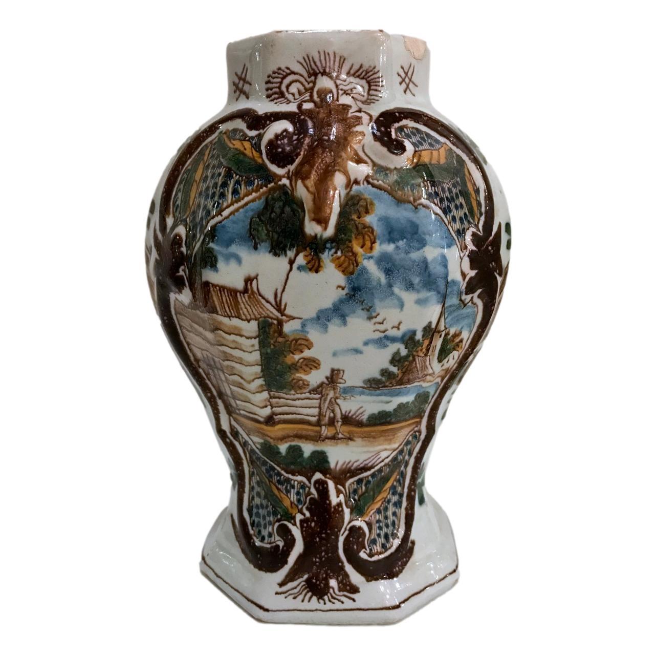 Pair of Italian Hand-Painted Vases In Good Condition For Sale In New York, NY